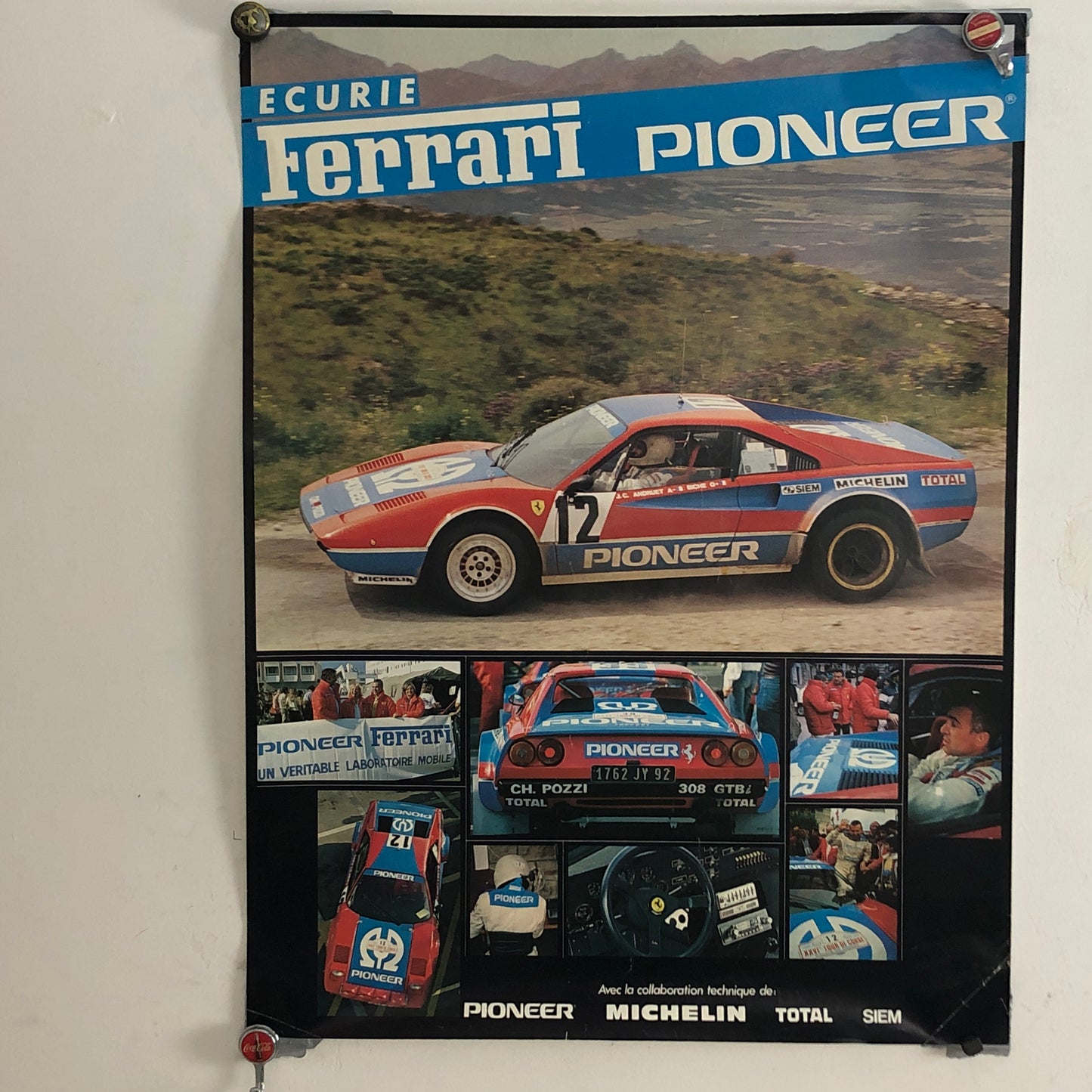 Ferrari, Poster Scuderia Ferrari Pioneer con Ferrari 308 GTB/4 di Jean Claude Anduet e Michèle Espinosi-Petit - Raggi's Collectibles' Automotive Art