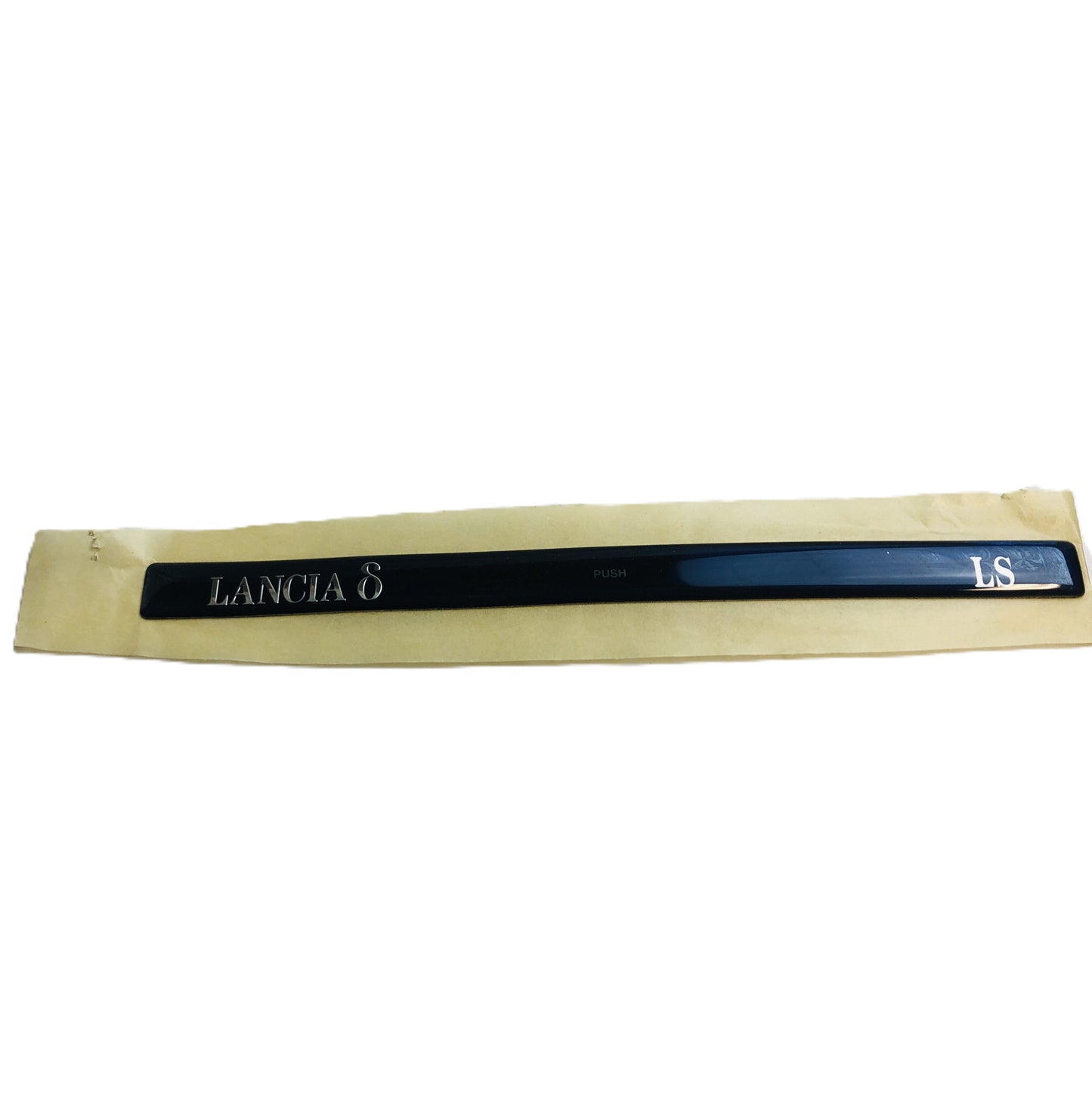 Lancia delta Scritta Stemma Logo Lancia Delta LS Nuovo Originale 5895138 - Raggi's Collectibles' Automotive Art
