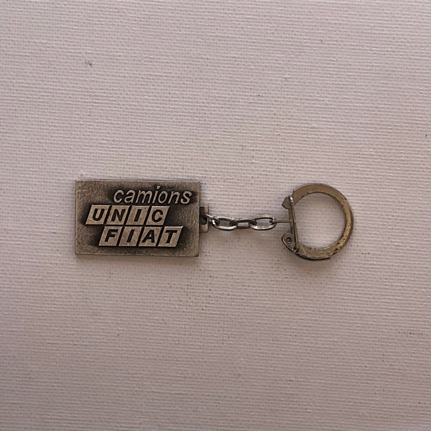 Fiat, Portachiavi con Logo Camion Unic Fiat in Metallo Argentato - Raggi's Collectibles' Automotive Art