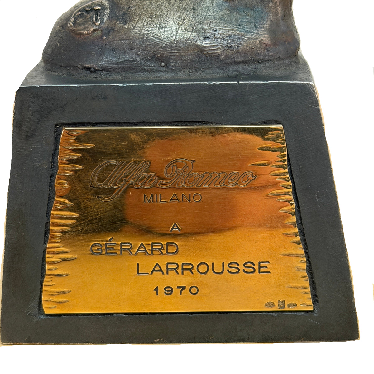 Alfa Romeo, Trofeo del 1970 Marcello Mascherini, Esemplare Nominativo Gérard Larrousse Originale d'Epoca Completo di Frutto e Targhetta in Oro 18 Kt - Raggi's Automobilia e Ricambi Auto