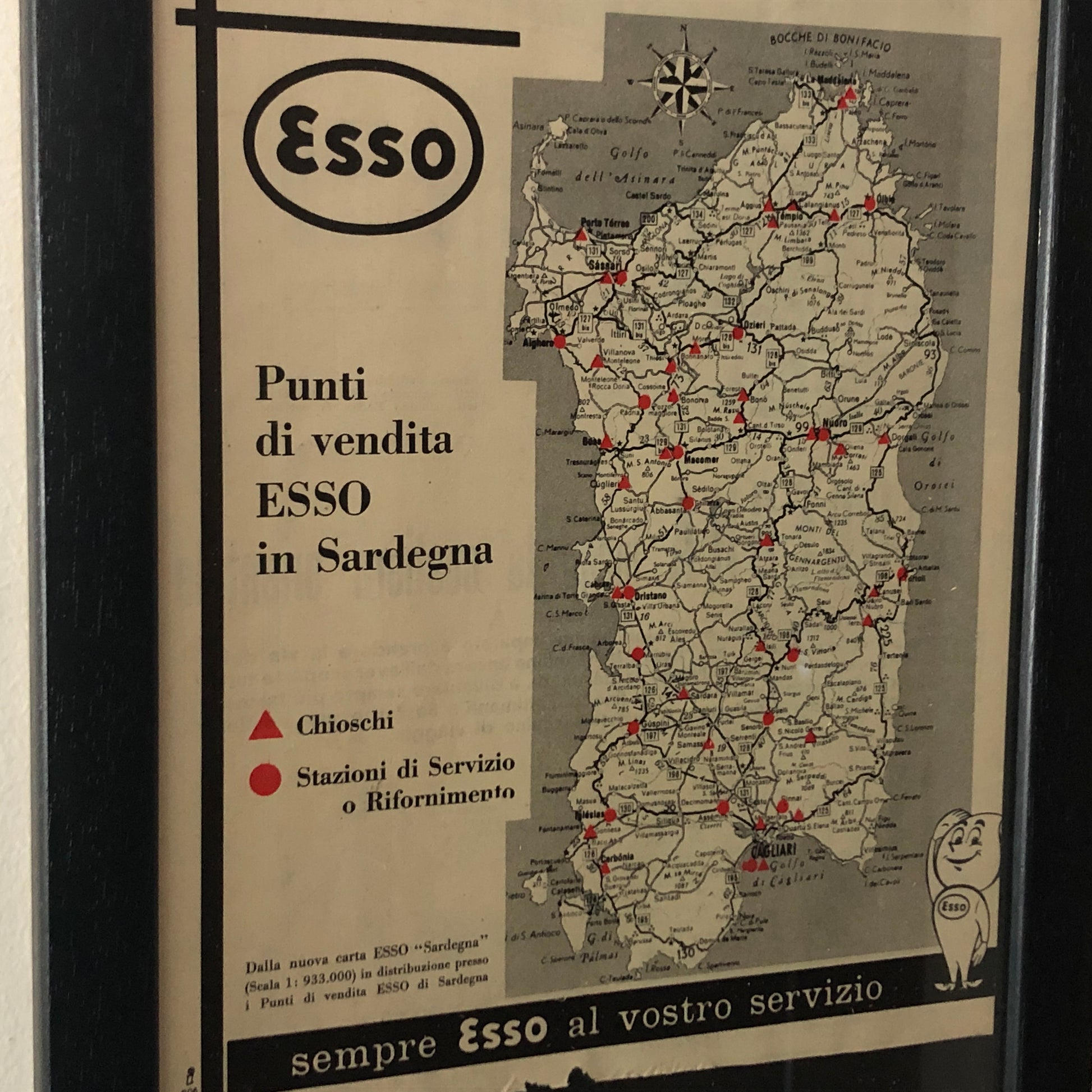 Esso, Pubblicità Anno 1960 Punti Vendita - Stazioni di Servizio Esso in Sardegna con Didascalia in Italiano - Raggi's Collectibles' Automotive Art