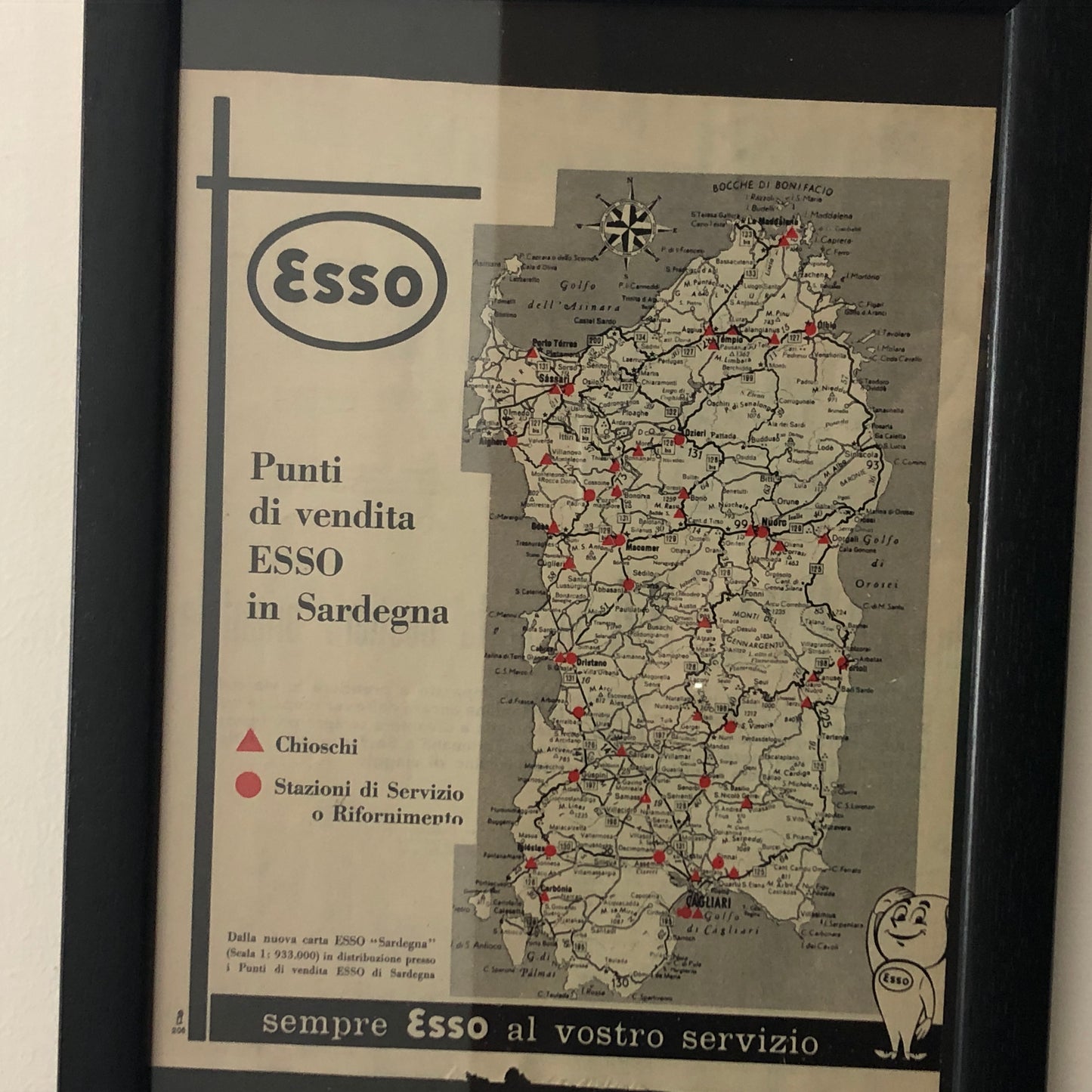 Esso, Pubblicità Anno 1960 Punti Vendita - Stazioni di Servizio Esso in Sardegna con Didascalia in Italiano
