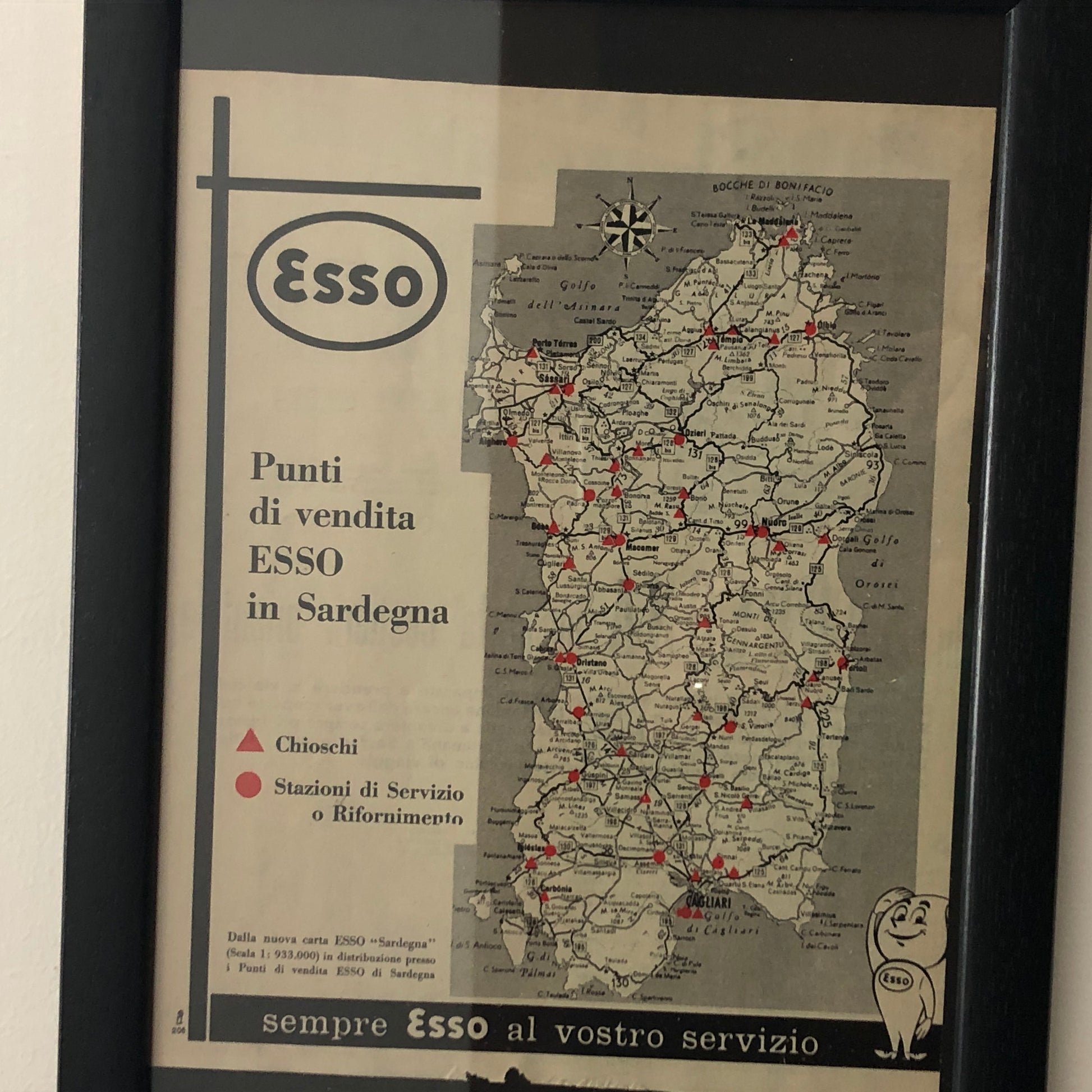 Esso, Pubblicità Anno 1960 Punti Vendita - Stazioni di Servizio Esso in Sardegna con Didascalia in Italiano - Raggi's Collectibles' Automotive Art