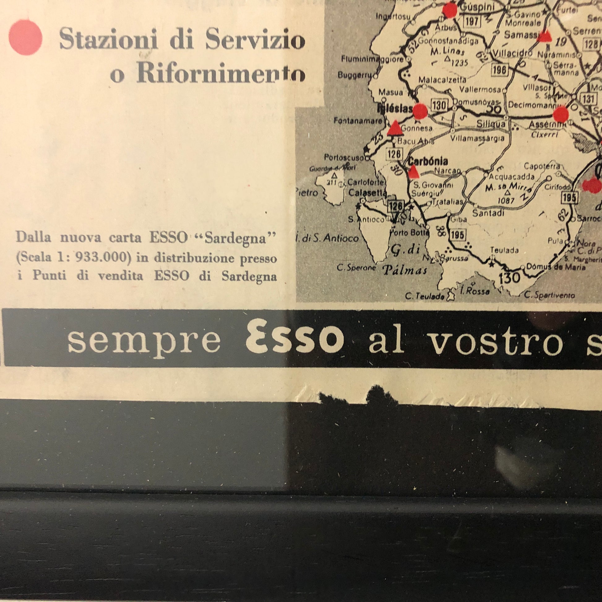 Esso, Pubblicità Anno 1960 Punti Vendita - Stazioni di Servizio Esso in Sardegna con Didascalia in Italiano - Raggi's Collectibles' Automotive Art