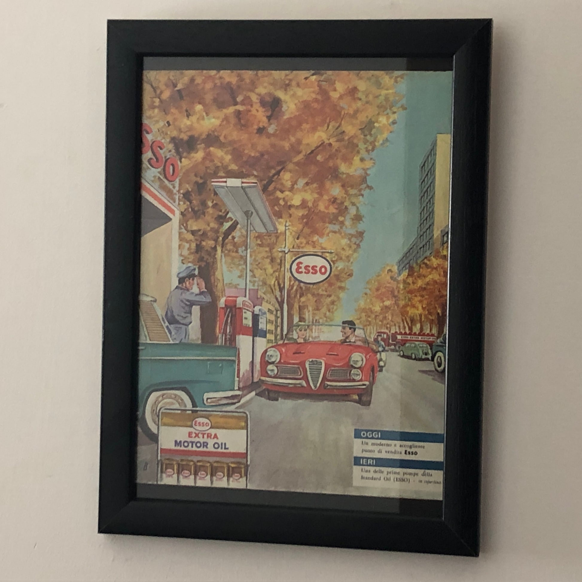 Esso, Pubblicità Anno 1960 Stazione di Servizio Esso e Esso Extra Olio Motore - Raggi's Collectibles' Automotive Art