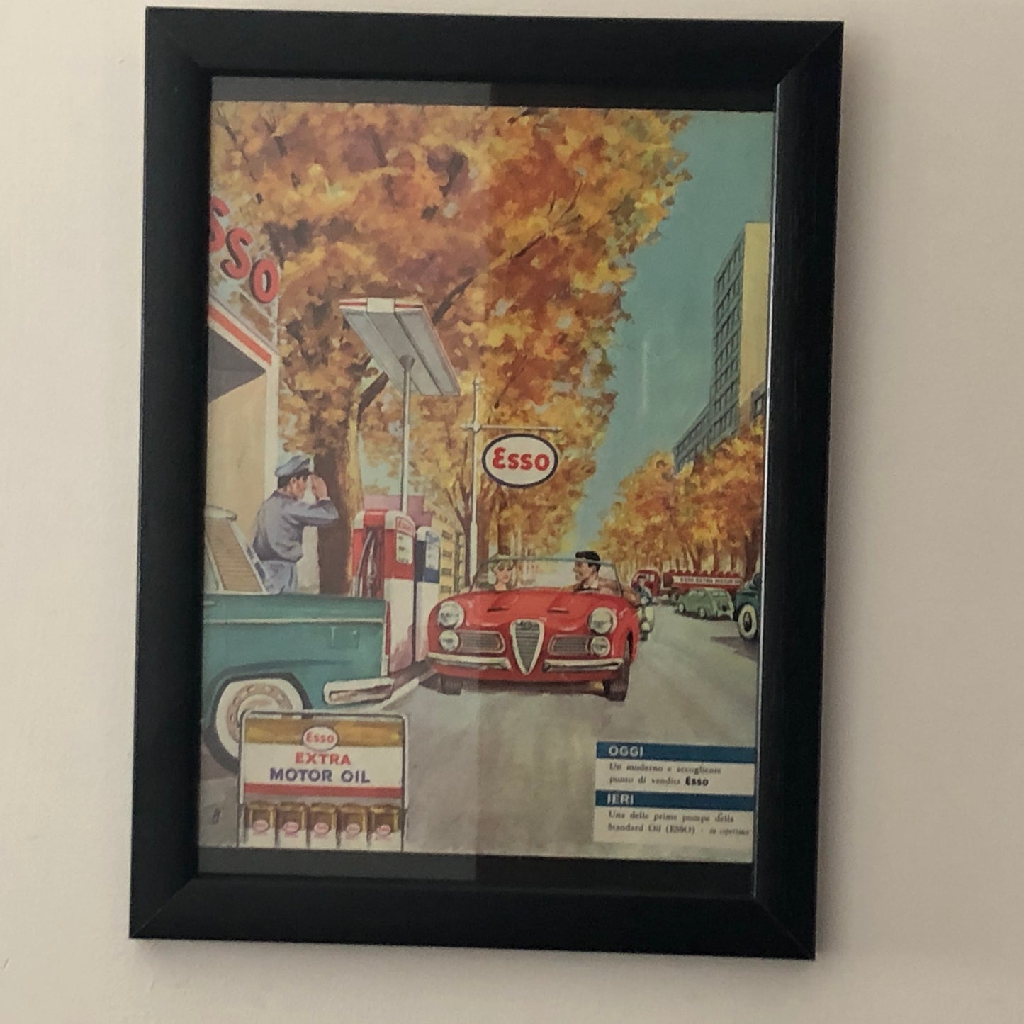 Esso, Pubblicità Anno 1960 Stazione di Servizio Esso e Esso Extra Olio Motore - Raggi's Collectibles' Automotive Art