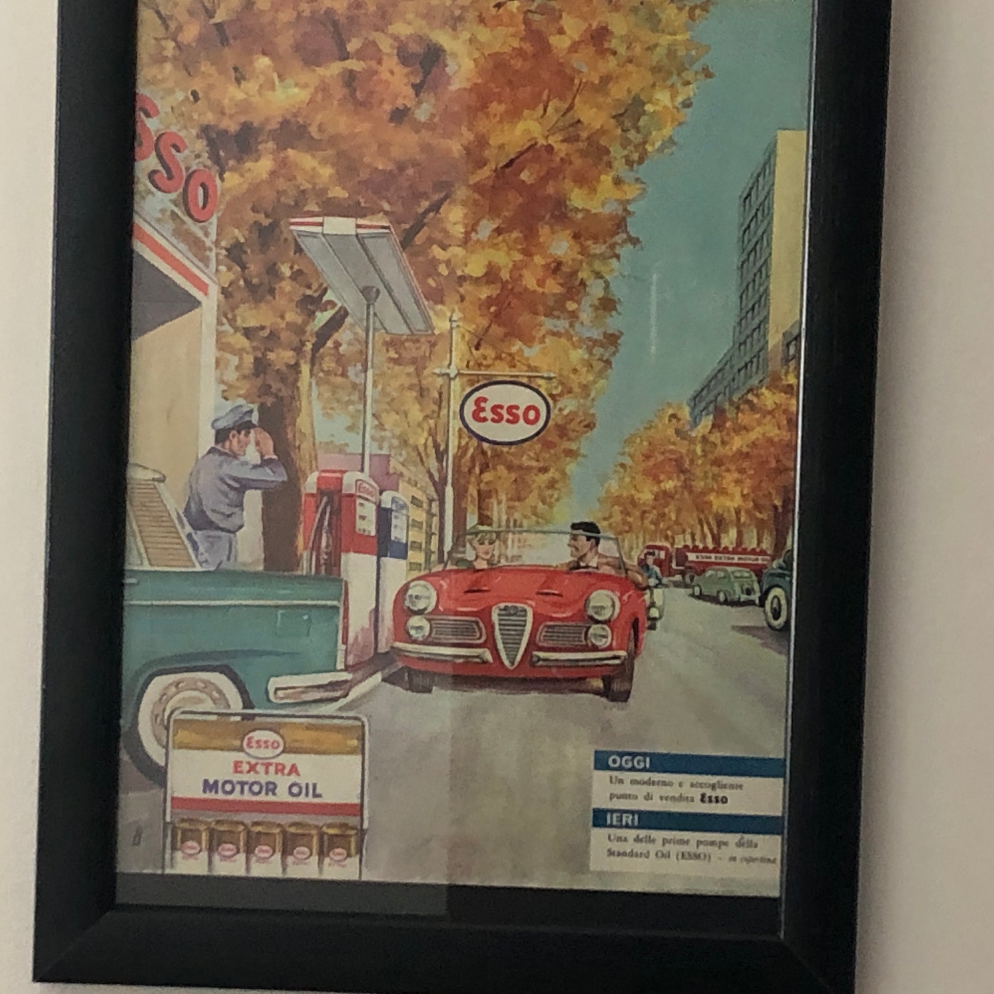 Esso, Pubblicità Anno 1960 Stazione di Servizio Esso e Esso Extra Olio Motore - Raggi's Collectibles' Automotive Art