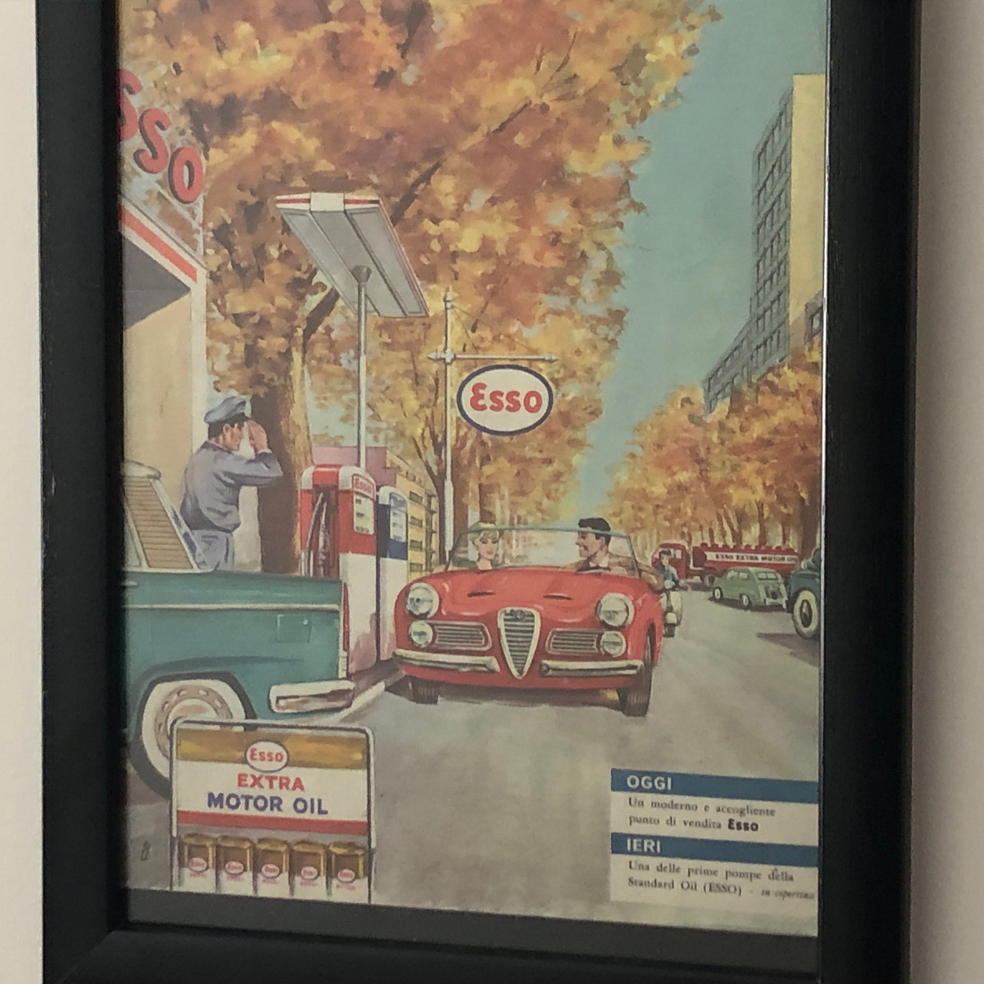 Esso, Pubblicità Anno 1960 Stazione di Servizio Esso e Esso Extra Olio Motore - Raggi's Collectibles' Automotive Art