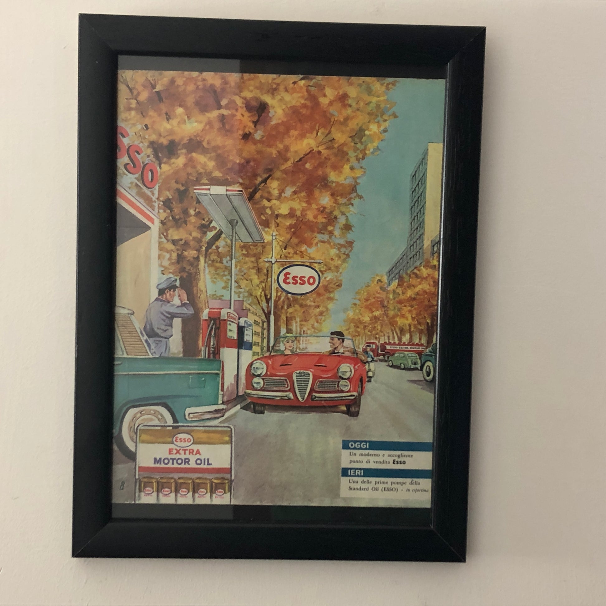 Esso, Pubblicità Anno 1960 Stazione di Servizio Esso e Esso Extra Olio Motore - Raggi's Collectibles' Automotive Art