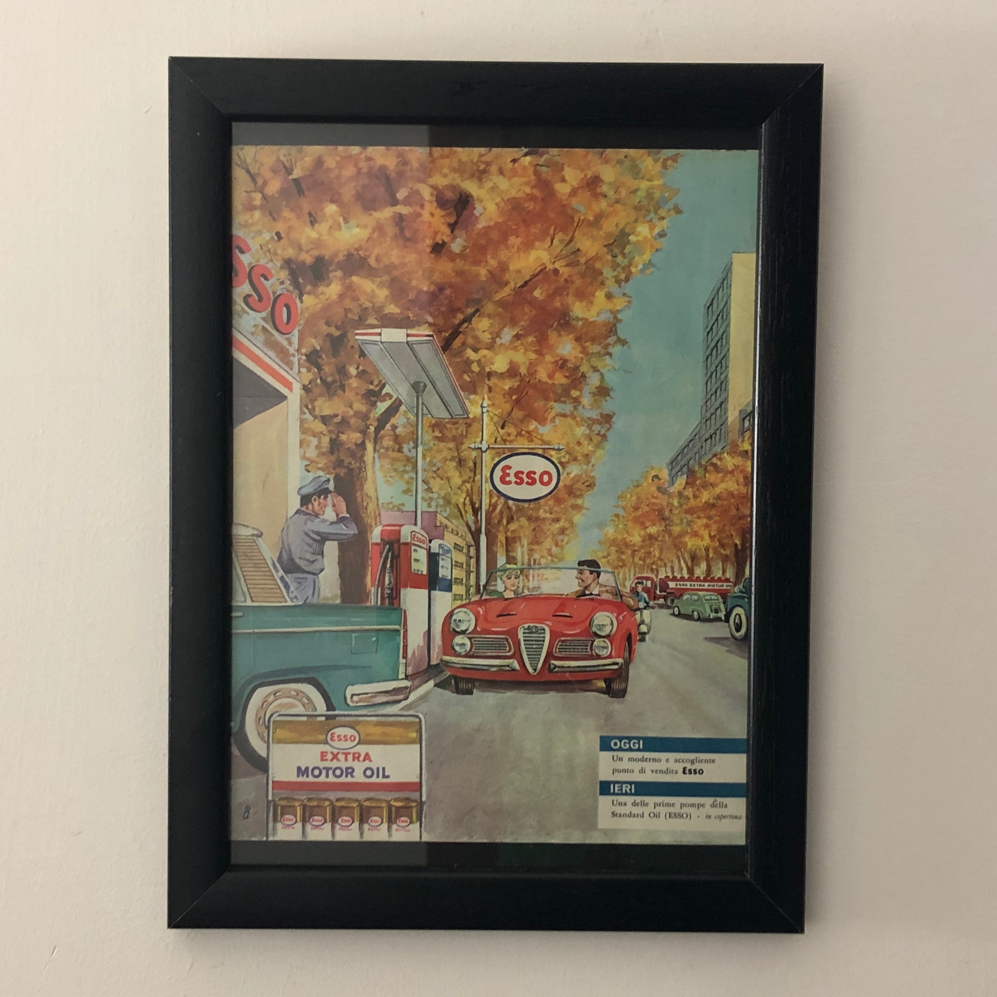 Esso, Pubblicità Anno 1960 Stazione di Servizio Esso e Esso Extra Olio Motore - Raggi's Collectibles' Automotive Art