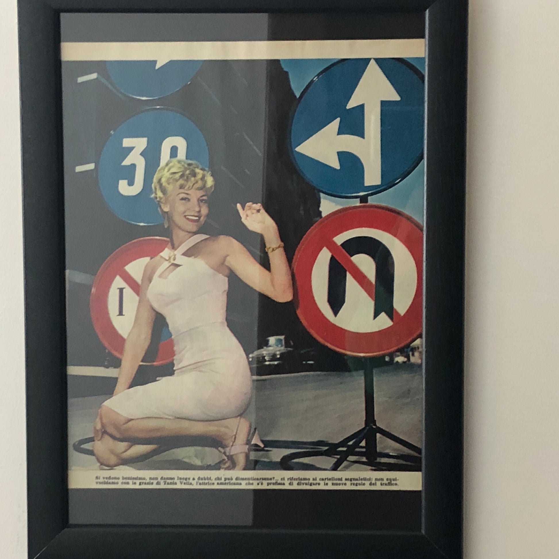 Pubblicità Anno 1959 di Tania Velia sui Nuovi Cartelli Stradali e Didascalia in Italiano - Raggi's Collectibles' Automotive Art