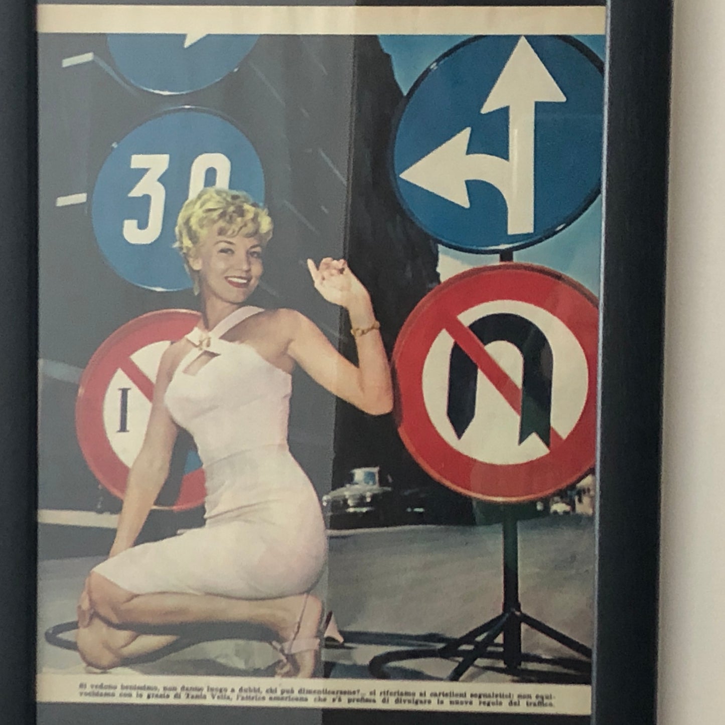 Pubblicità Anno 1959 di Tania Velia sui Nuovi Cartelli Stradali e Didascalia in Italiano - Raggi's Collectibles' Automotive Art