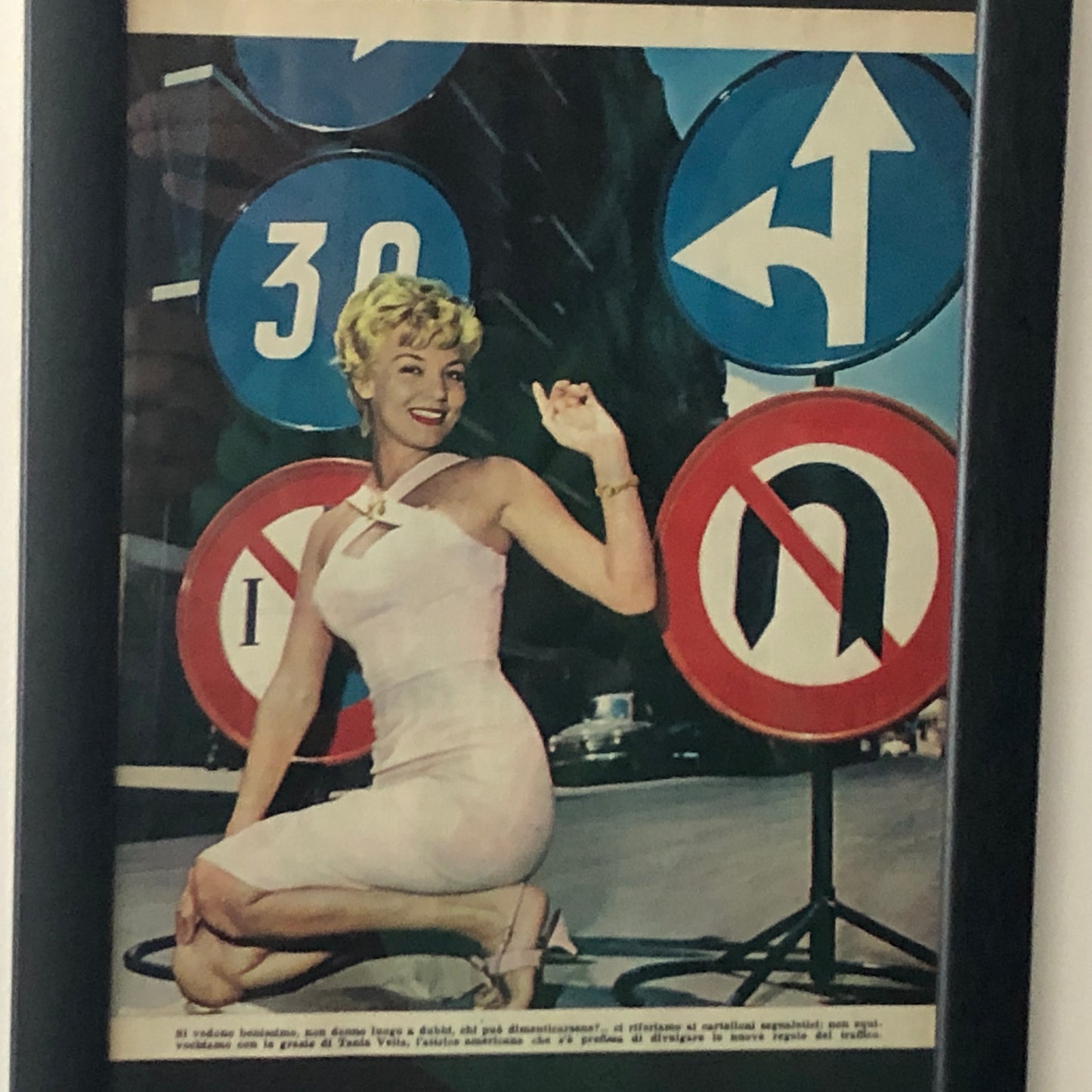 Pubblicità Anno 1959 di Tania Velia sui Nuovi Cartelli Stradali e Didascalia in Italiano