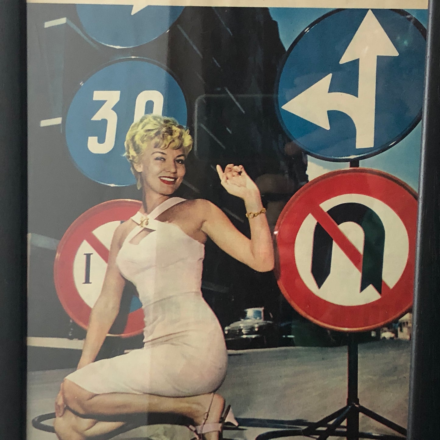 Pubblicità Anno 1959 di Tania Velia sui Nuovi Cartelli Stradali e Didascalia in Italiano