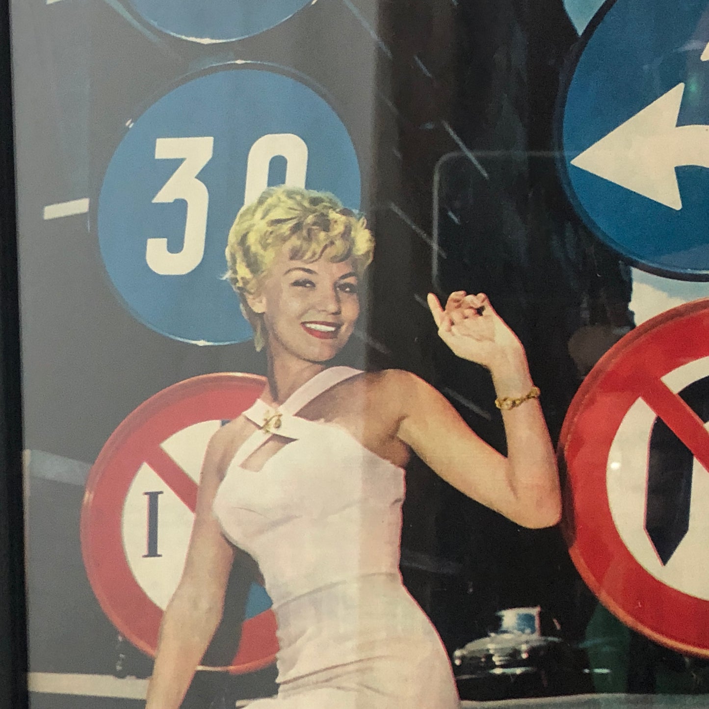 Pubblicità Anno 1959 di Tania Velia sui Nuovi Cartelli Stradali e Didascalia in Italiano - Raggi's Collectibles' Automotive Art