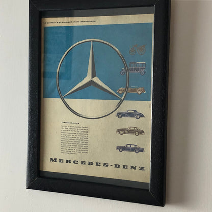 Mercedes-Benz, Pubblicità Anno 1960 Tradizione Viva Mercedes-Benz con Didascalia in Italiano - Raggi's Collectibles' Automotive Art