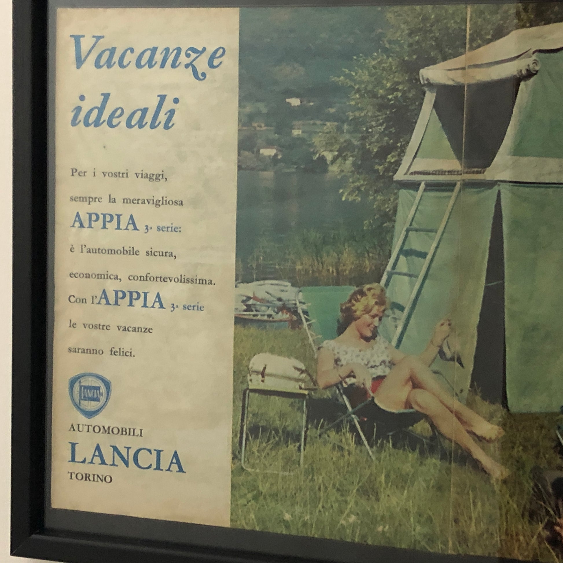 Lancia Pubblicità Anno 1960 Lancia Appia Vacanze Ideali con Didascalia in Italiano - Raggi's Collectibles' Automotive Art