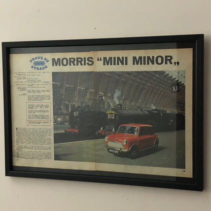 Morris Pubblicità Anno 1960 Morris Mini Minor Prova su Strada con Didascalia in Italiano - Raggi's Collectibles' Automotive Art