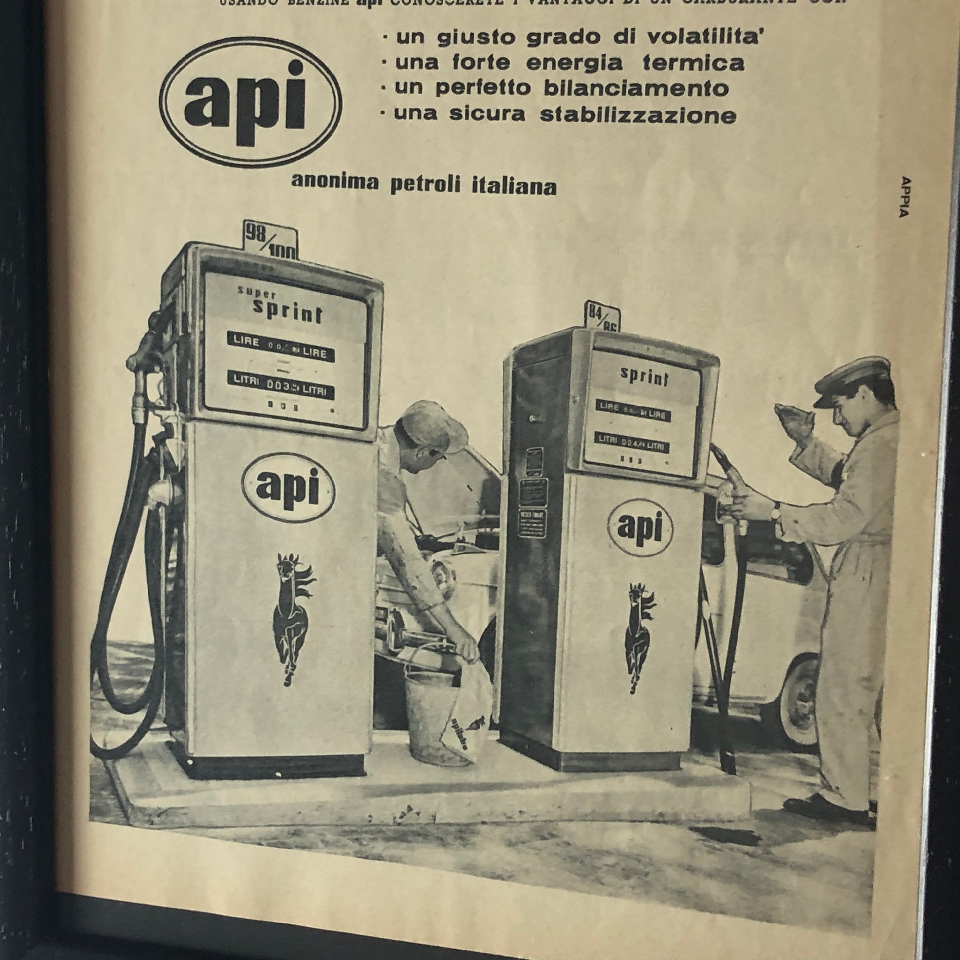 API, Pubblicità Anno 1960 Quello che Conta è lo Ottona Strada, Benzine Anonima Petroli Italiana - Raggi's Collectibles' Automotive Art