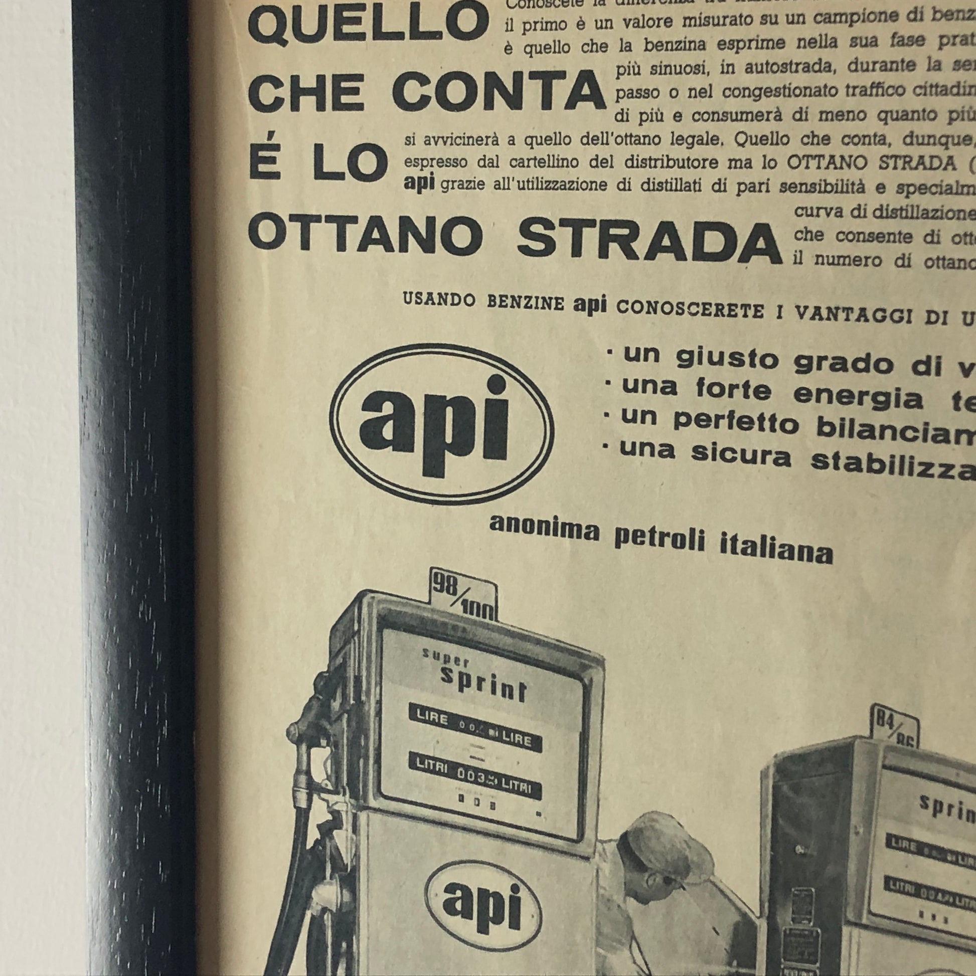 API, Pubblicità Anno 1960 Quello che Conta è lo Ottona Strada, Benzine Anonima Petroli Italiana - Raggi's Collectibles' Automotive Art