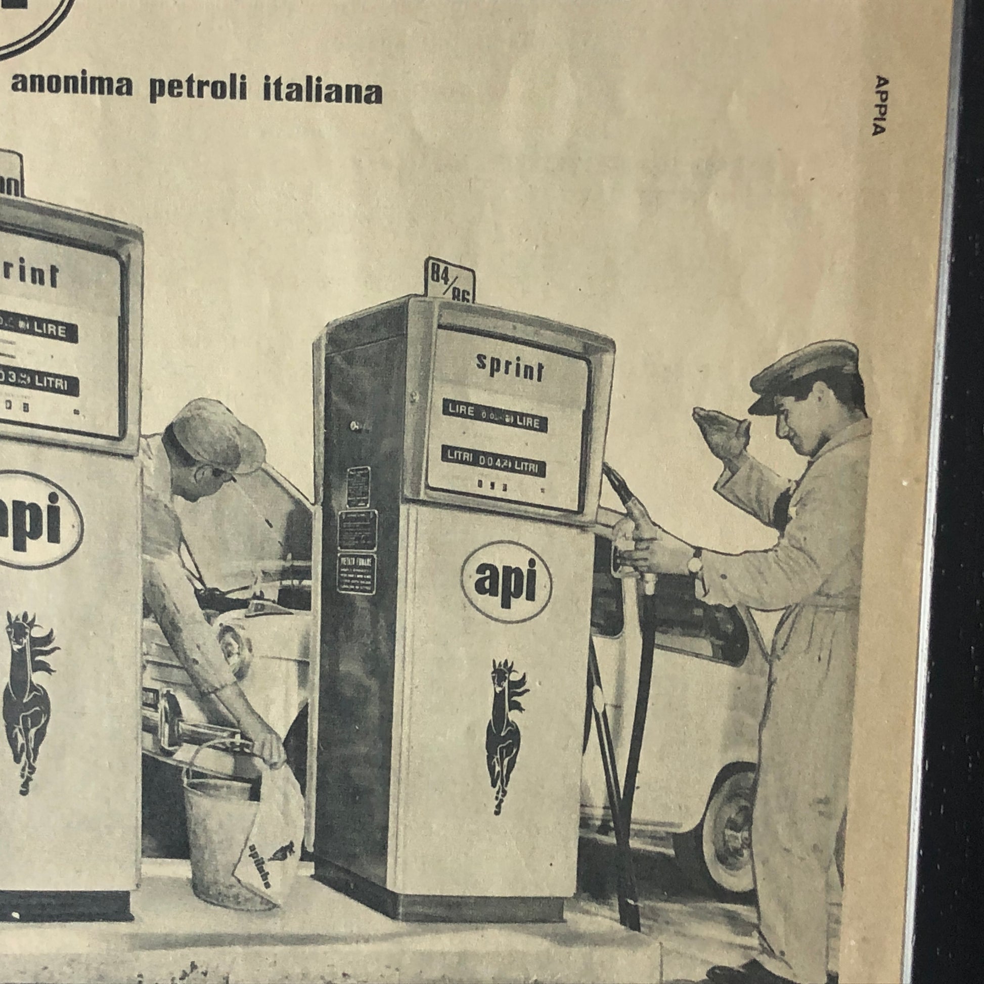 API, Pubblicità Anno 1960 Quello che Conta è lo Ottona Strada, Benzine Anonima Petroli Italiana - Raggi's Collectibles' Automotive Art