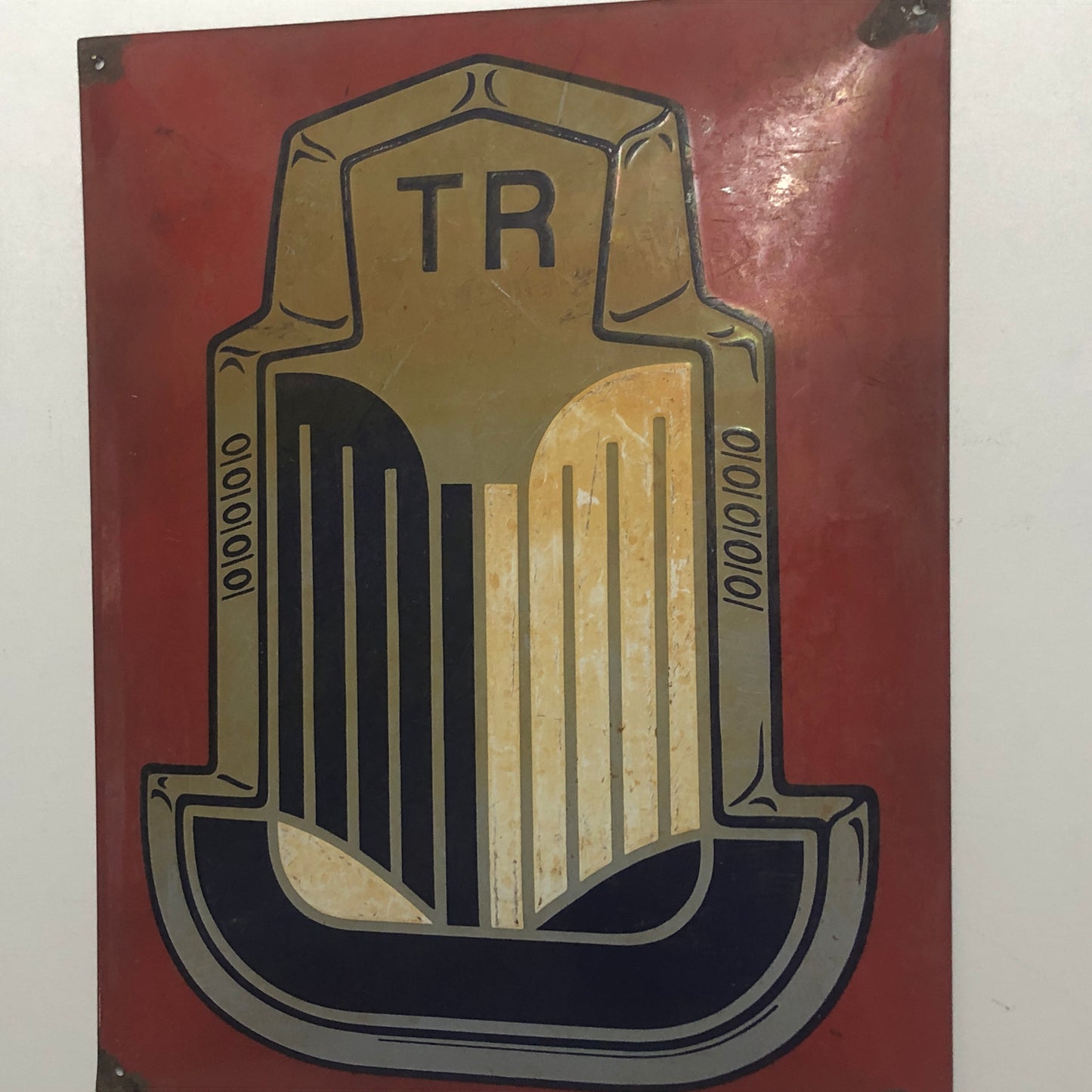 Triumph, Insegna Smaltata Triumph TR Originale con Patina e Segni del Tempo