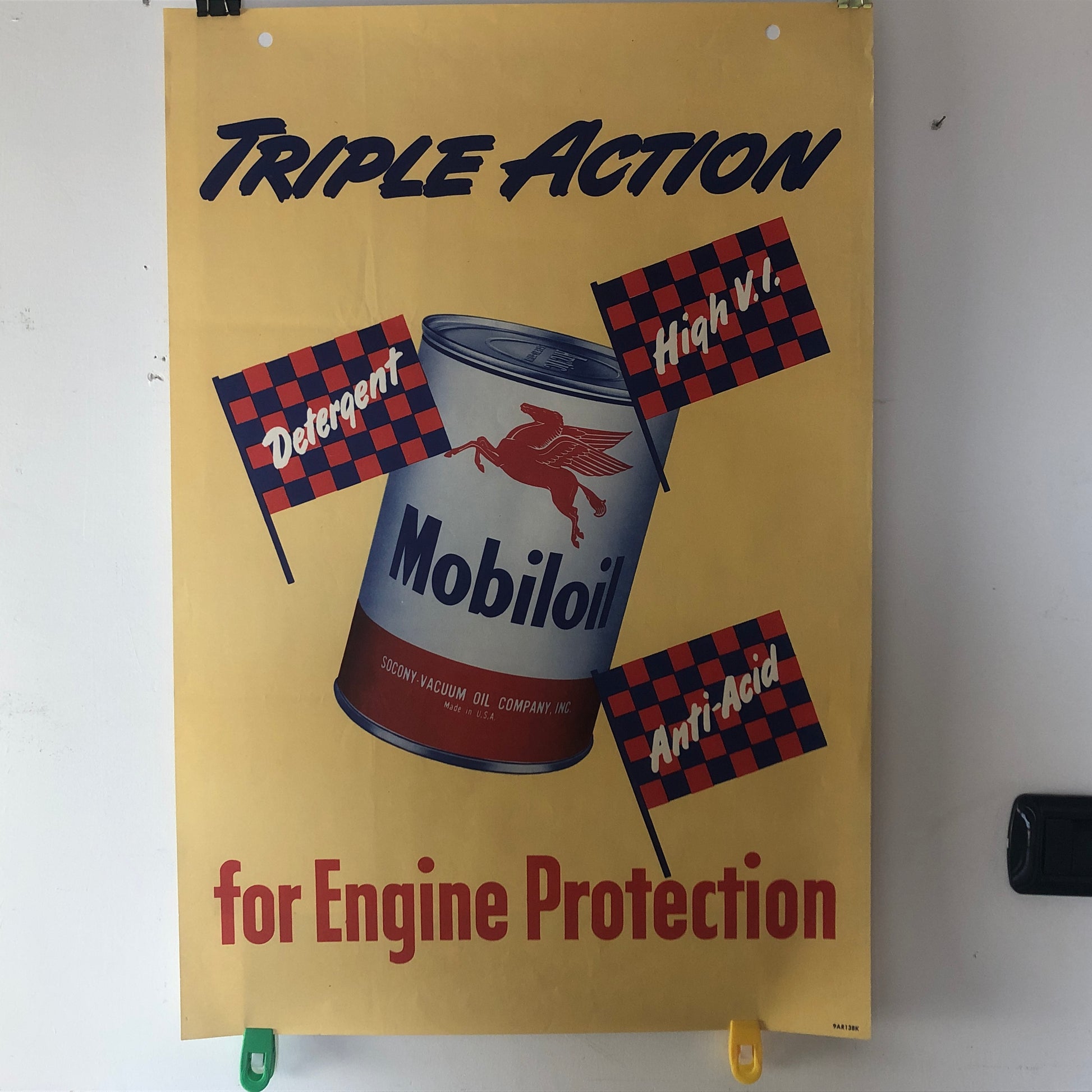 Mobiloil, Poster Vintage Litografato Mobiloil Triple Action for Engine Protection, Anni '50 - Raggi's Collectibles' Automotive Art