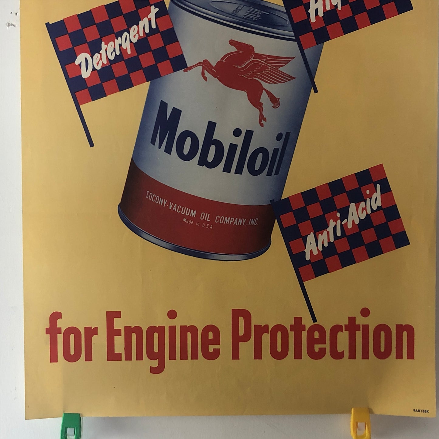 Mobiloil, Poster Vintage Litografato Mobiloil Triple Action for Engine Protection, Anni '50 - Raggi's Collectibles' Automotive Art