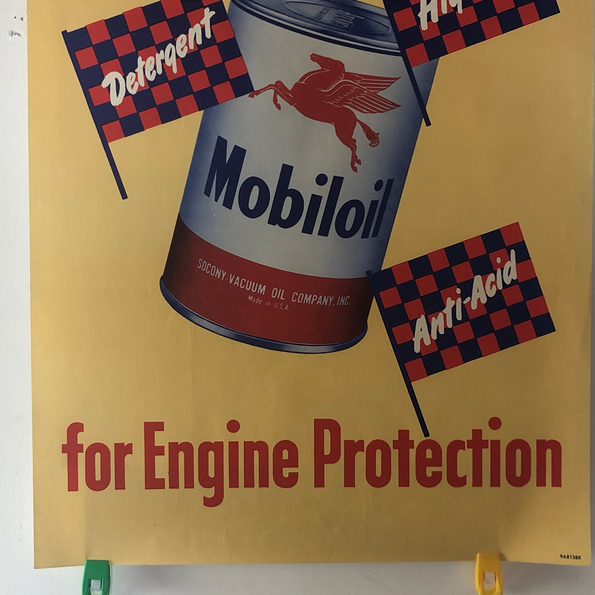 Mobiloil, Poster Vintage Litografato Mobiloil Triple Action for Engine Protection, Anni '50 - Raggi's Collectibles' Automotive Art