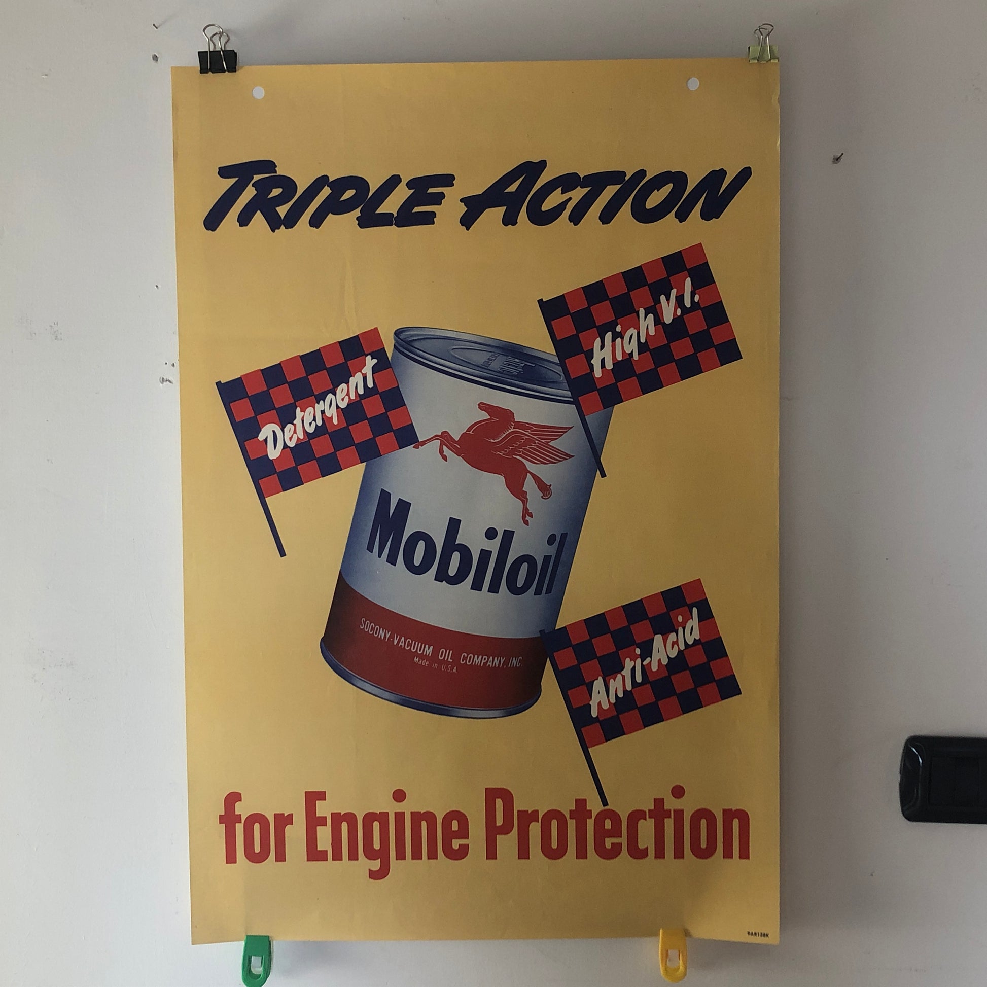 Mobiloil, Poster Vintage Litografato Mobiloil Triple Action for Engine Protection, Anni '50 - Raggi's Collectibles' Automotive Art