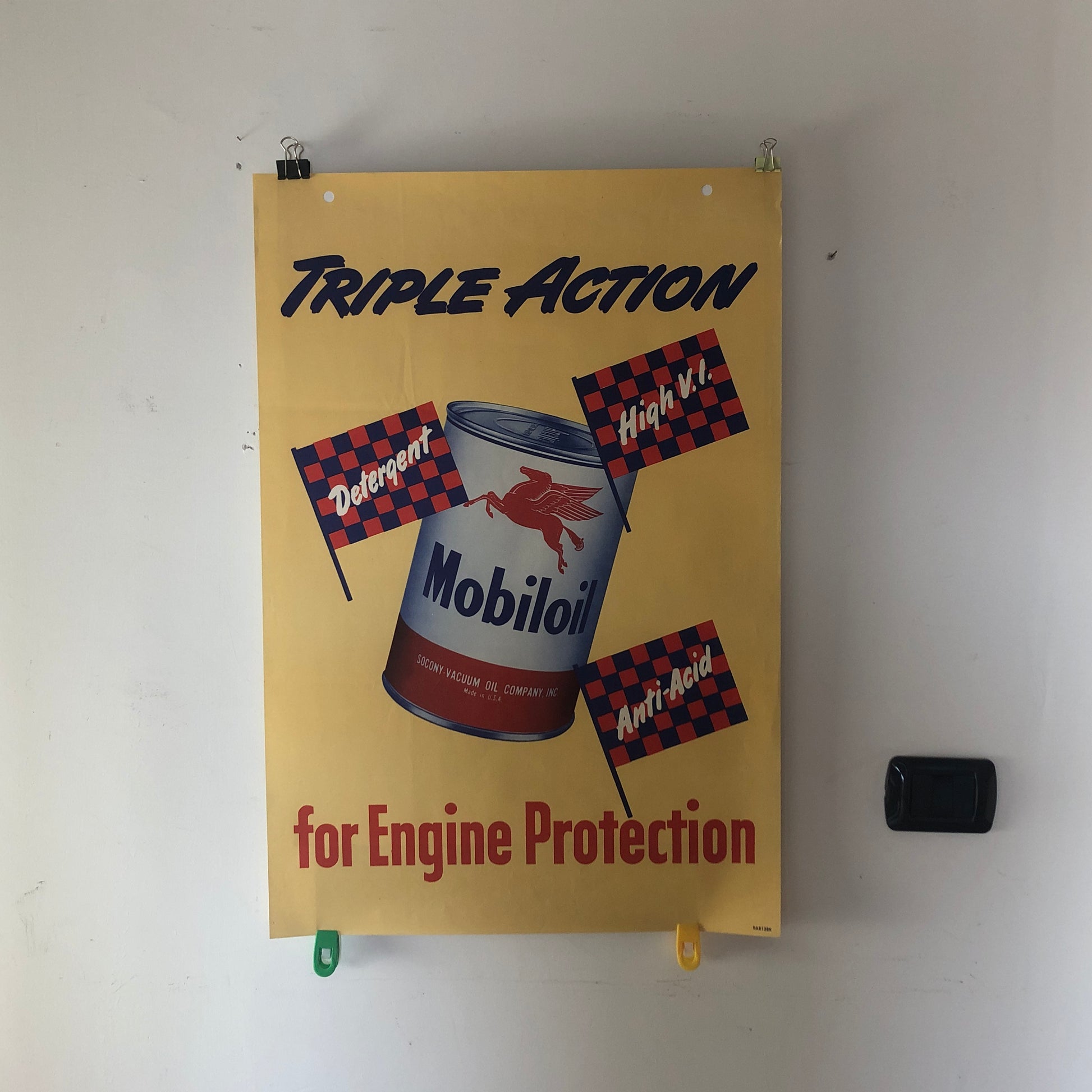 Mobiloil, Poster Vintage Litografato Mobiloil Triple Action for Engine Protection, Anni '50 - Raggi's Collectibles' Automotive Art