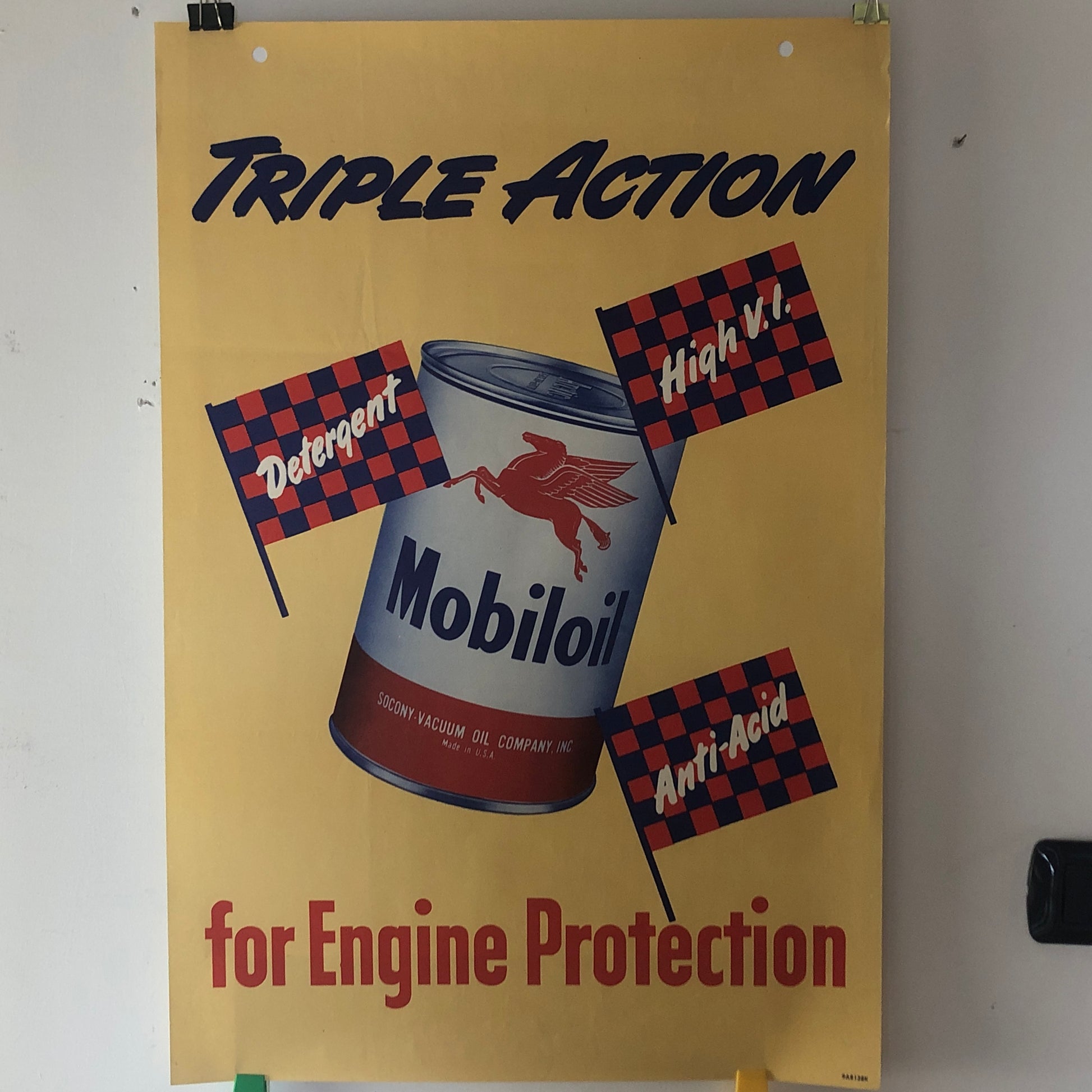 Mobiloil, Poster Vintage Litografato Mobiloil Triple Action for Engine Protection, Anni '50 - Raggi's Collectibles' Automotive Art