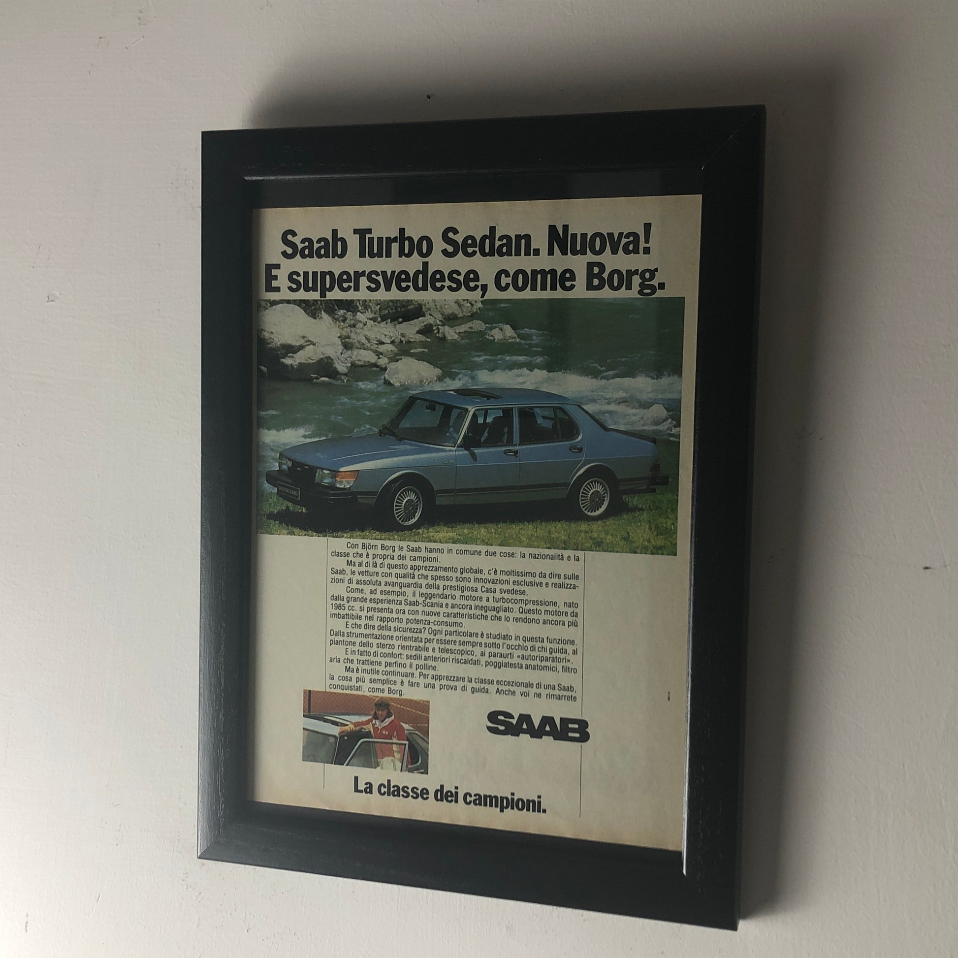 Saab, Pubblicità Anno 1981 Saab Turbo Sedan Nuova e Supersvedese Come Borg - Raggi's Collectibles' Automotive Art