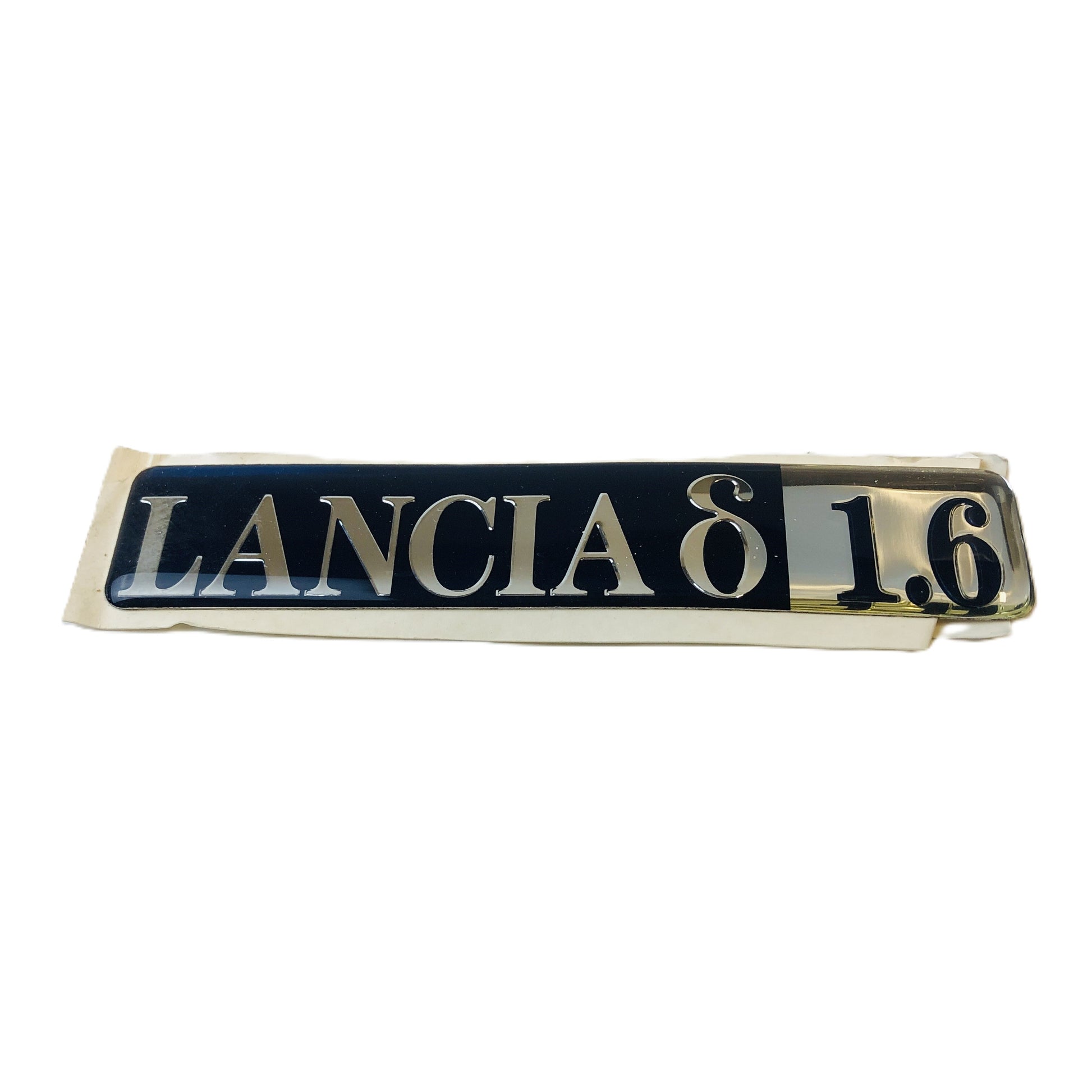 Lancia Delta 1600 Stemma Logo Scritta Sigla Modanatura Parafango Anteriore Lancia Delta 1.6 Nuovo Originale 7776597 - Raggi's Collectibles' Automotive Art