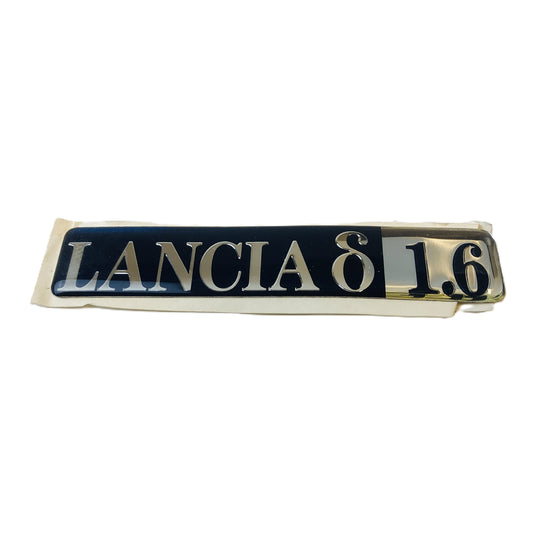 Lancia Delta 1600 Stemma Logo Scritta Sigla Modanatura Parafango Anteriore Lancia Delta 1.6 Nuovo Originale 7776597 - Raggi's Collectibles' Automotive Art