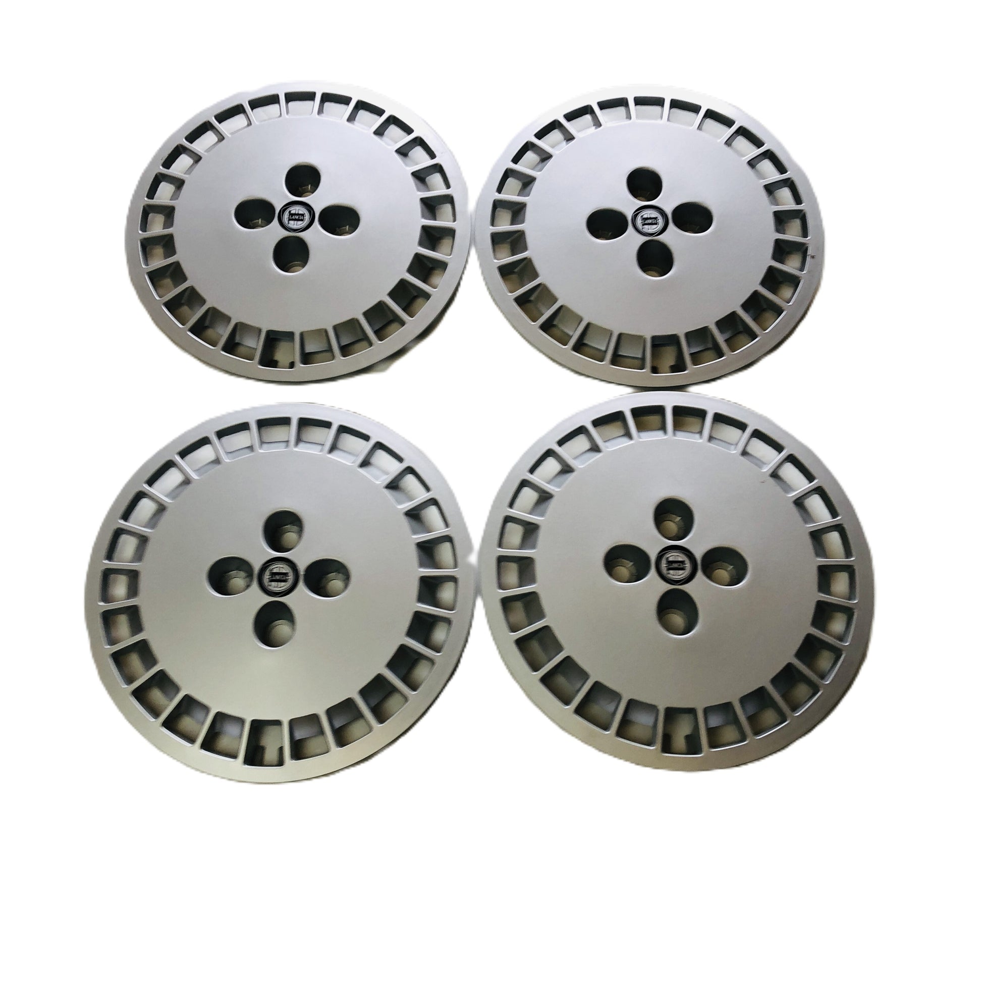 Lancia Delta 1600, 1600 TB e TB R86 4x Coppa Ruota Nuovo Originale 82421141 - Raggi's Collectibles' Automotive Art