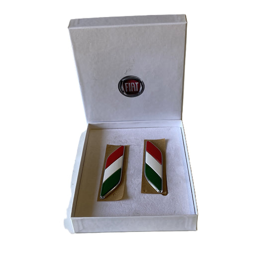 Fiat 500 Badge Stemma Logo Laterale Bandiera Italiana.  Nuovo, originale.  Codice ricambio 50901681 - Raggi's Collectibles' Automotive Art