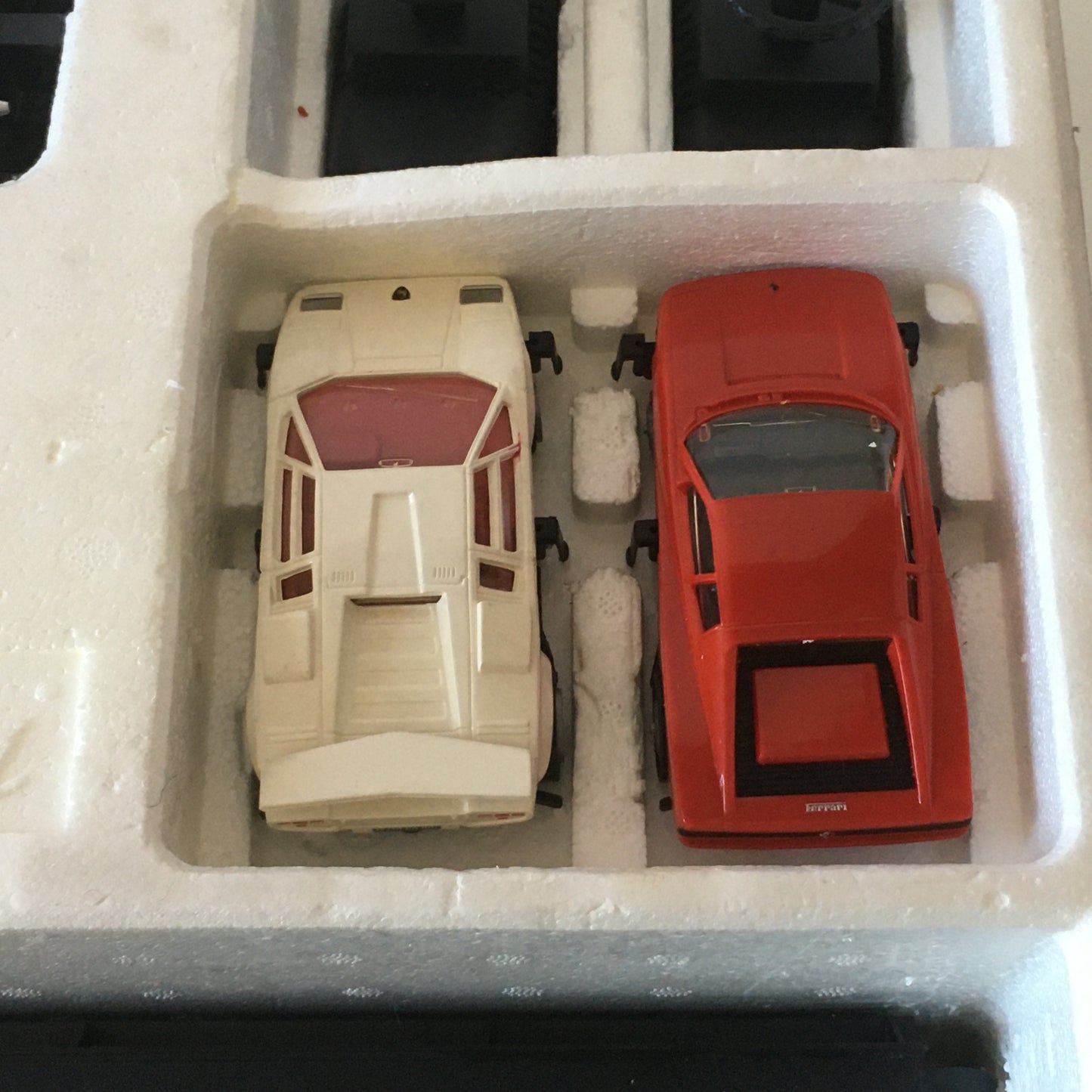 Carrera, Pista Servo 140Super 8 con Ferrari Testarossa e Lamborghini Countach - Raggi's Collectibles' Automotive Art