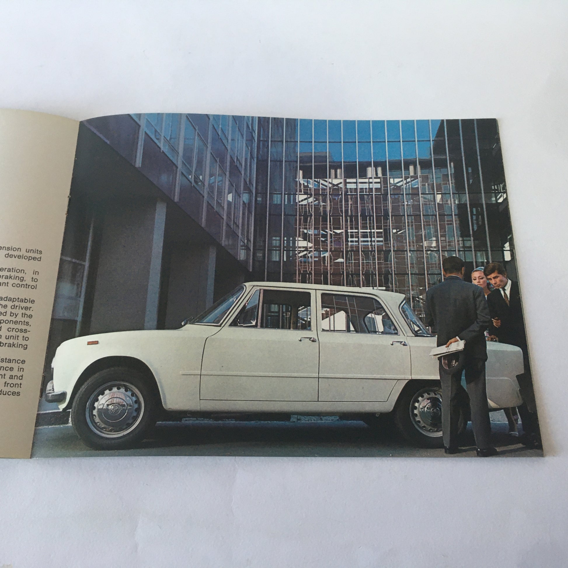 Alfa Romeo, Brochure Giulia 1300 e 1300 TI, Lingua Inglese, Anni '60 '70 - Raggi's Collectibles' Automotive Art