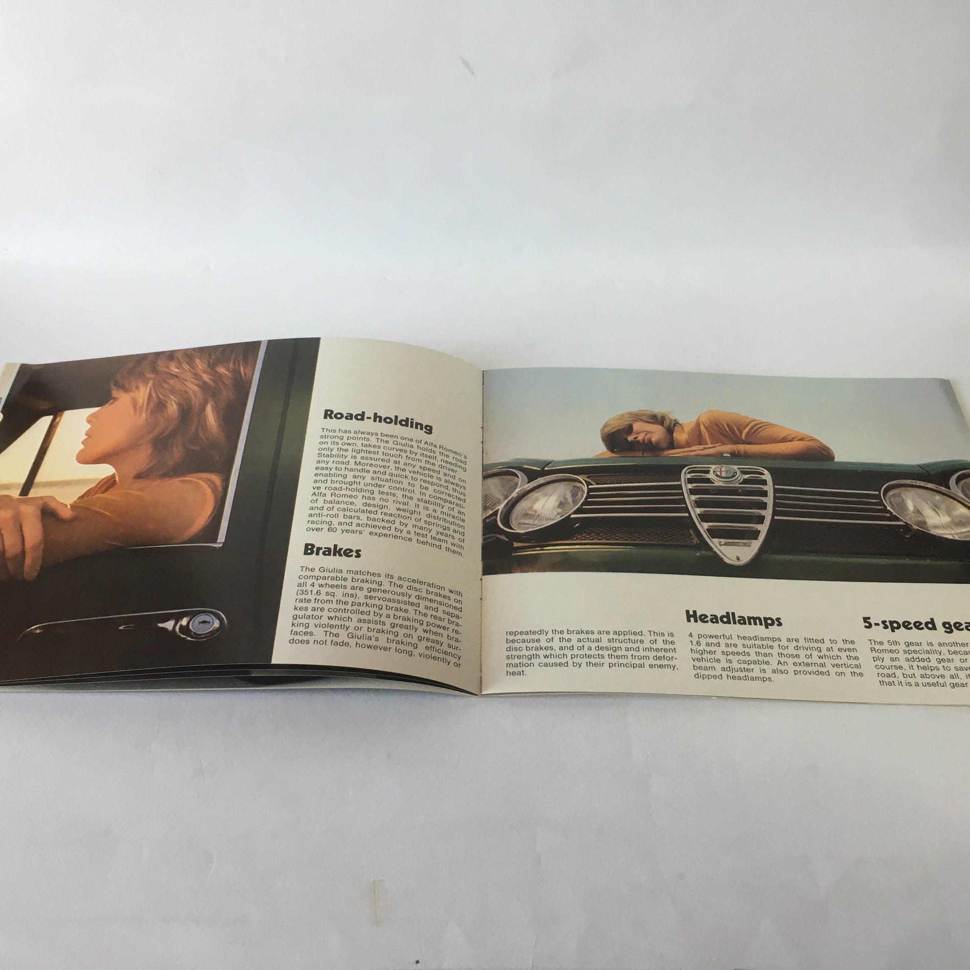 Alfa Romeo, Brochure Giulia Super 1.6, Anni '60 '70, Lingua Inglese, Ref. 72 7 C 101 - Raggi's Collectibles' Automotive Art