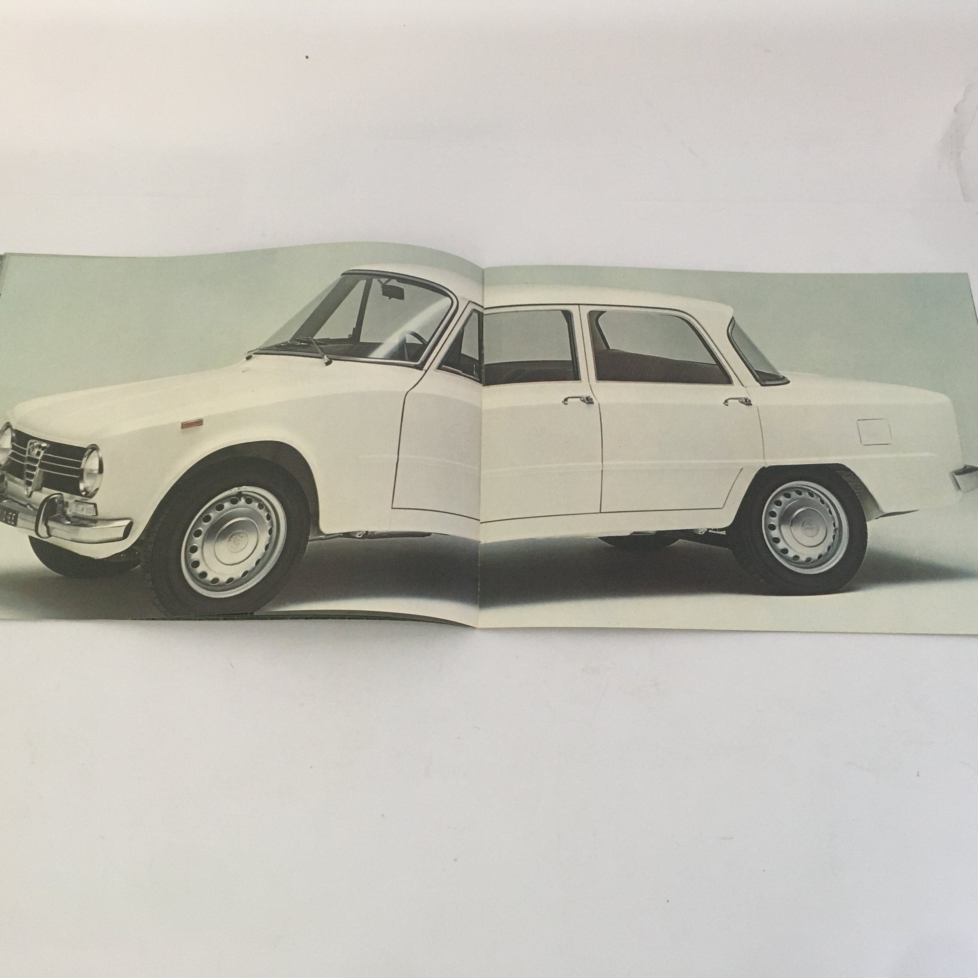 Alfa Romeo, Brochure Giulia 1300 e 1300 TI, Lingua Inglese, Anni '60 '70 - Raggi's Collectibles' Automotive Art