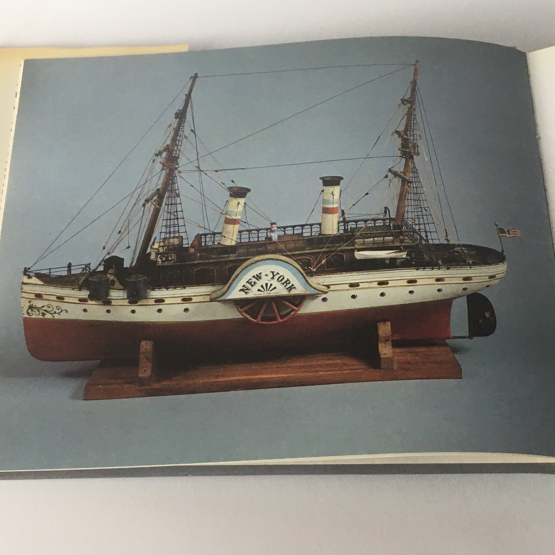 Libro Toy Boats 1870-1955 A Pictorial History by Jacques Milet and Robert Forbes ISBN 0850594197 - Raggi's Collectibles' Automotive Art