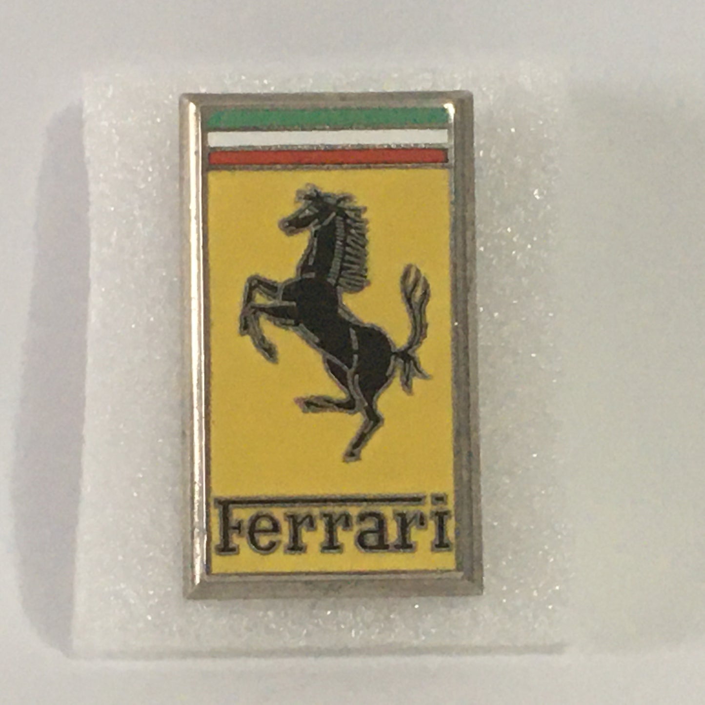 Ferrari, Stemma Ferrari Originale in Metallo con Finitura Smaltata e Fissaggio a Vite, Ottime Condizioni