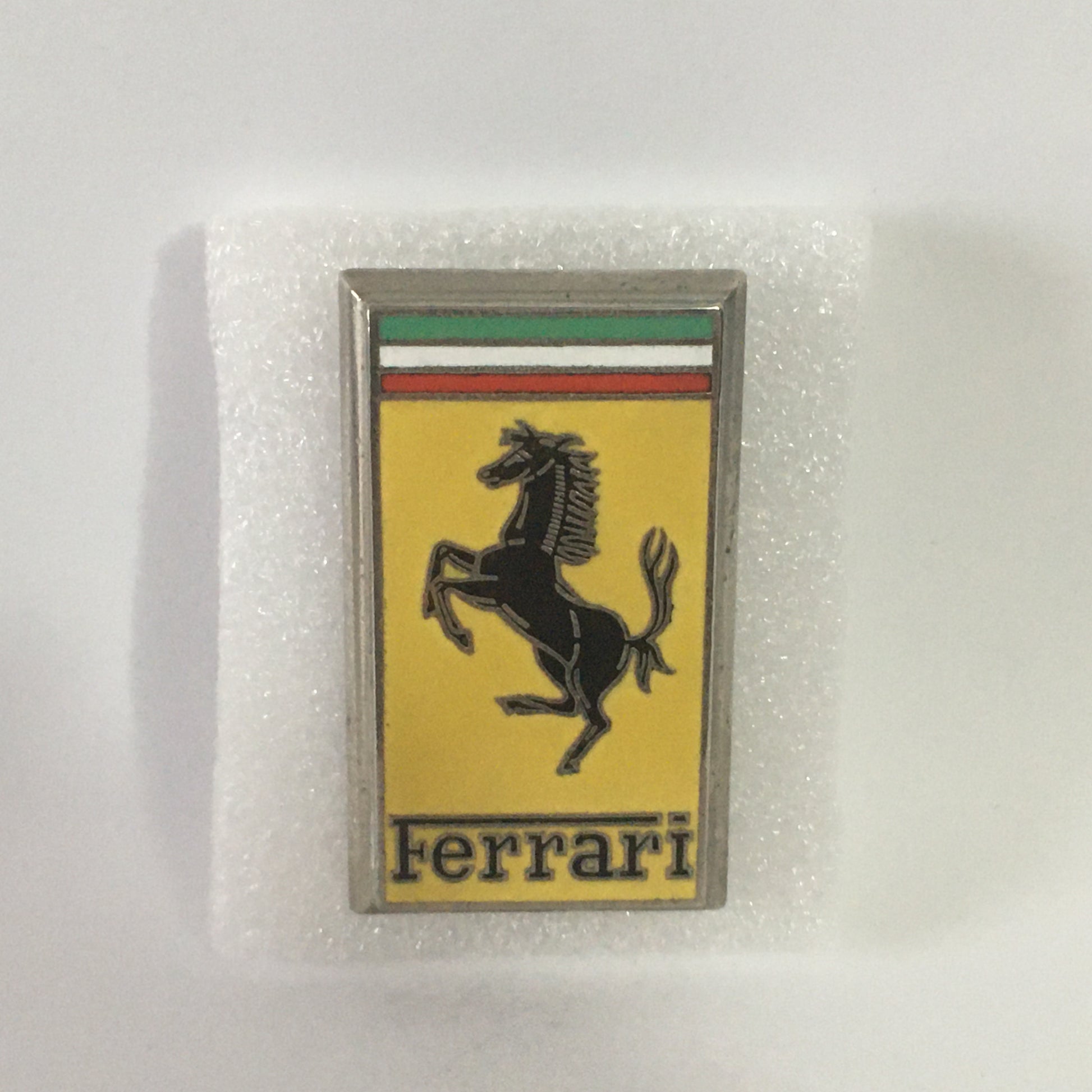 Ferrari, Stemma Ferrari Originale in Metallo con Finitura Smaltata e Fissaggio a Vite, Ottime Condizioni - Raggi's Collectibles' Automotive Art