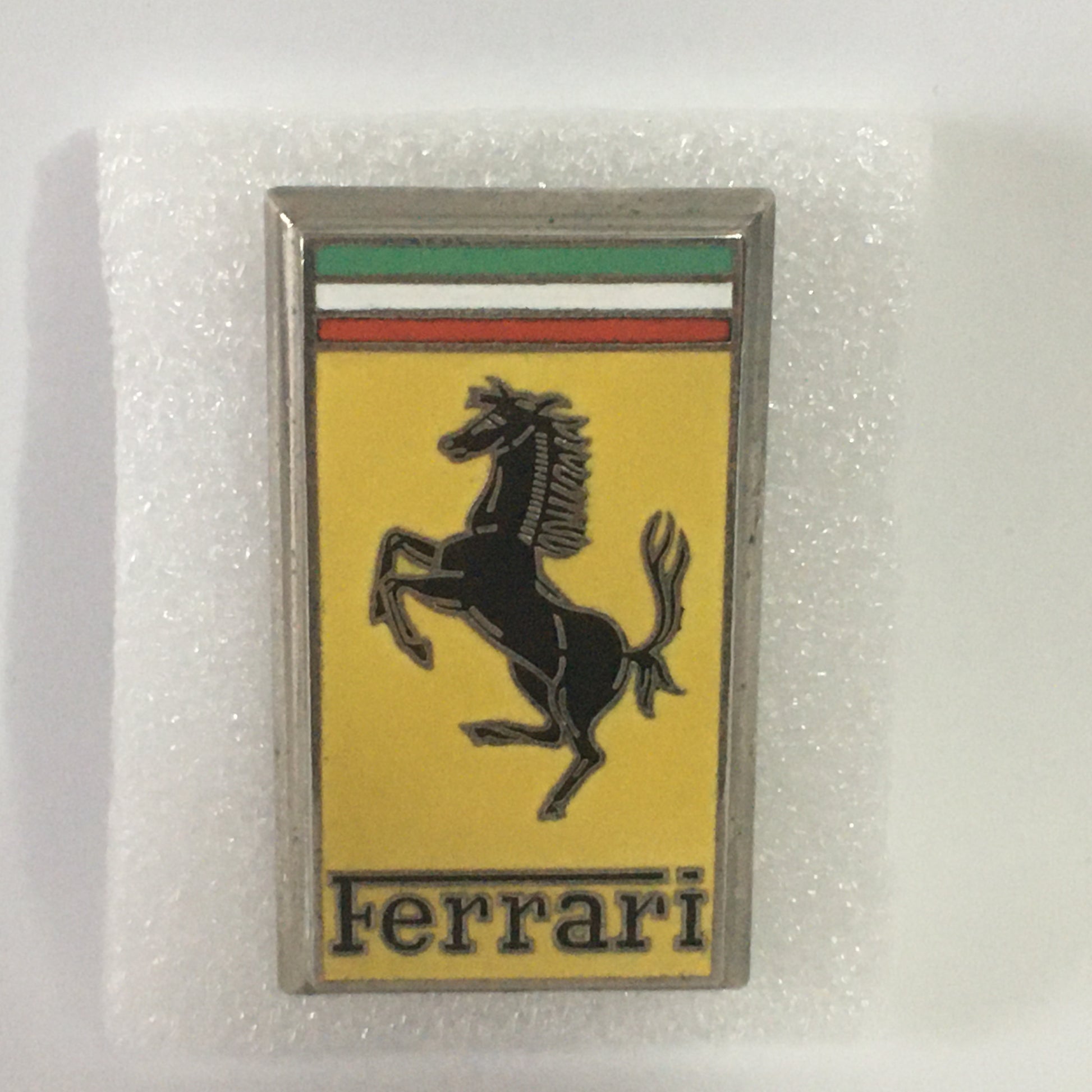 Ferrari, Stemma Ferrari Originale in Metallo con Finitura Smaltata e Fissaggio a Vite, Ottime Condizioni - Raggi's Collectibles' Automotive Art