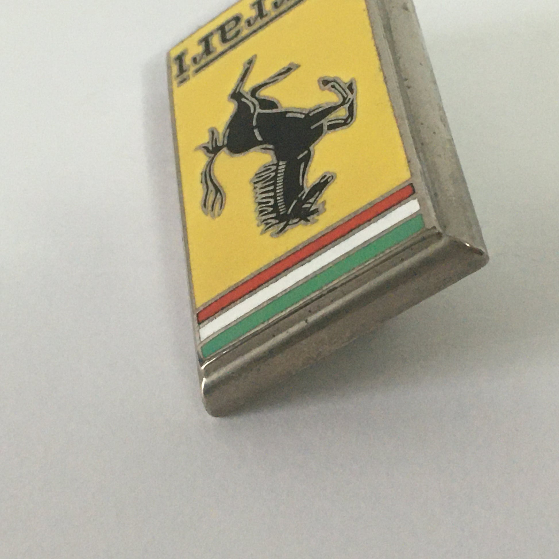 Ferrari, Stemma Ferrari Originale in Metallo con Finitura Smaltata e Fissaggio a Vite, Ottime Condizioni - Raggi's Collectibles' Automotive Art