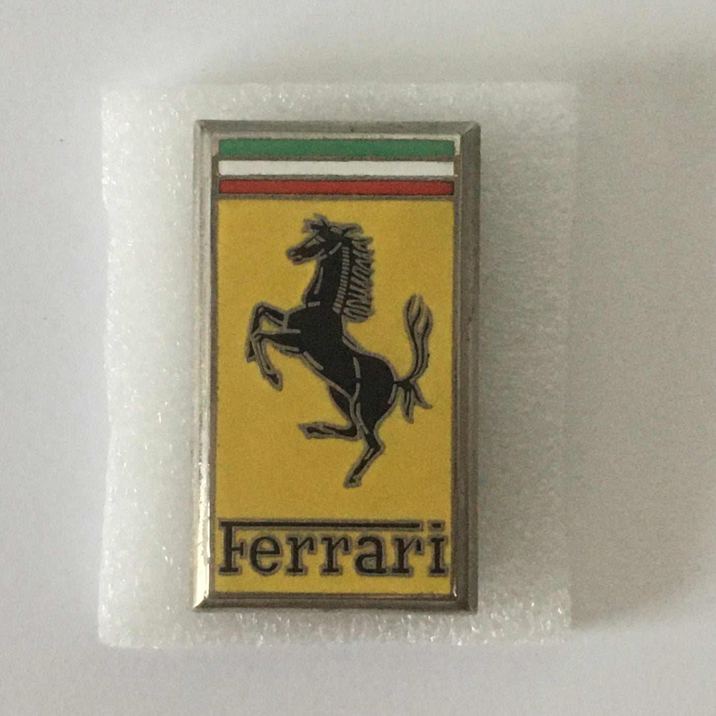 Ferrari, Stemma Ferrari Originale in Metallo con Finitura Smaltata e Fissaggio a Vite, Ottime Condizioni