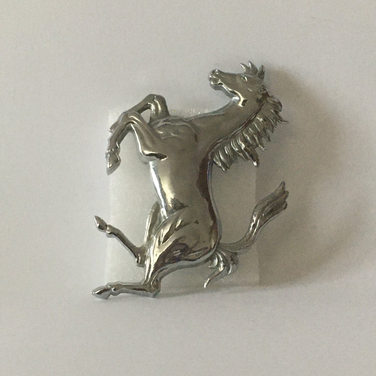 Ferrari, Cavallino Rampante Originale in Metallo Argentato, Fissaggio a Vite, Ottime Condizioni - Raggi's Collectibles' Automotive Art