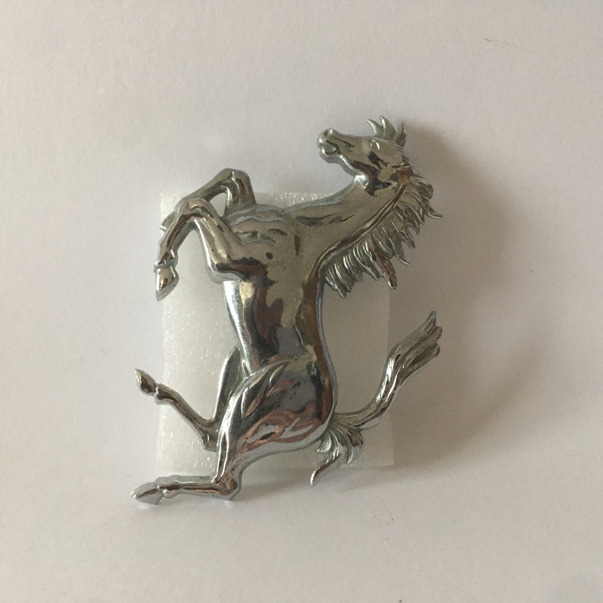 Ferrari, Cavallino Rampante Originale in Metallo Argentato, Fissaggio a Vite, Ottime Condizioni - Raggi's Collectibles' Automotive Art