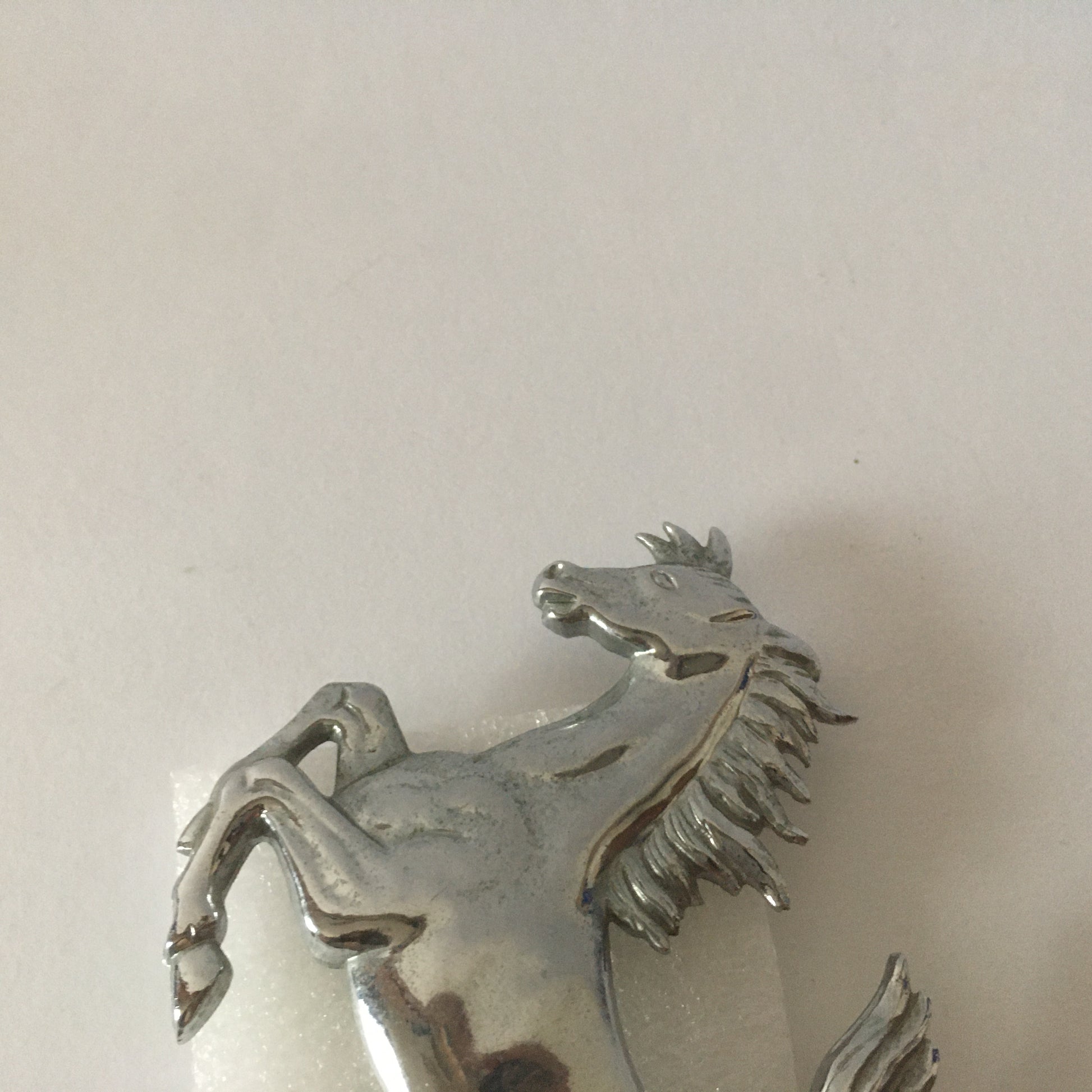 Ferrari, Cavallino Rampante Originale in Metallo Argentato, Fissaggio a Vite, Ottime Condizioni - Raggi's Collectibles' Automotive Art